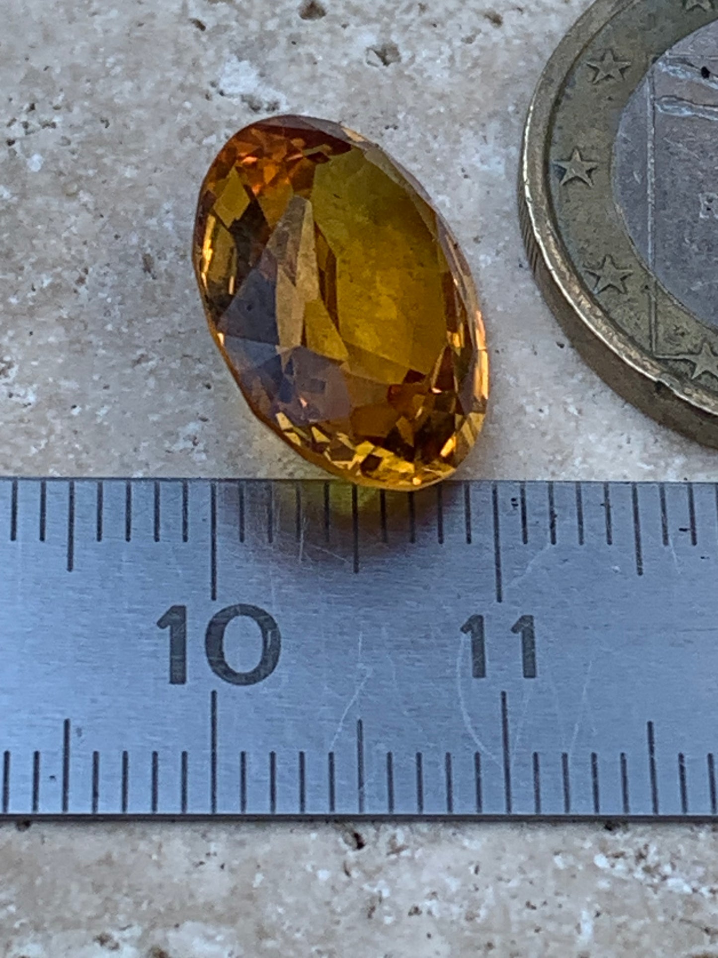 Citrine chauffée, pierre taillée de 16mm x12 x 7 - 10,5 carats. Parfait en bijouterie, collection ,exposition, etc