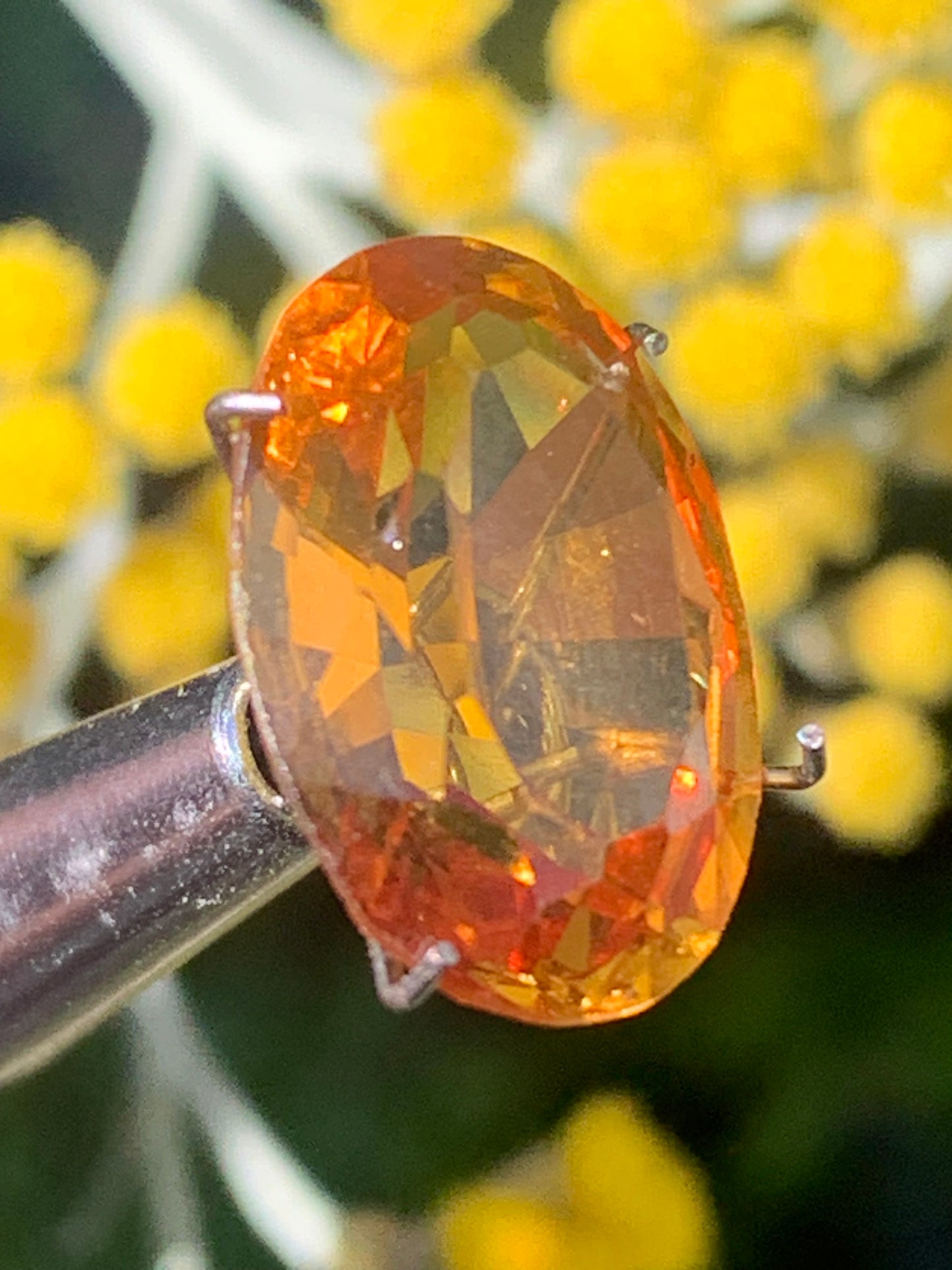 Citrine chauffée, pierre taillée de 16mm x12 x 7 - 10,5 carats. Parfait en bijouterie, collection ,exposition, etc