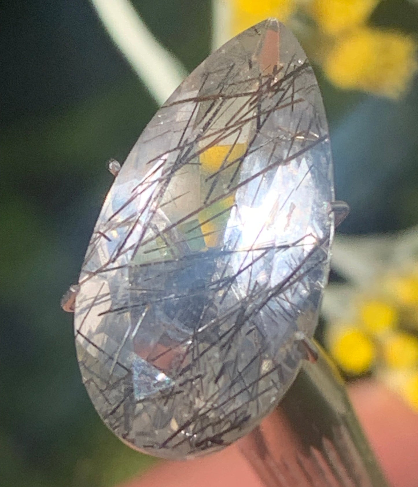 Cristal de roche/ quartz tourmaline noire, pierre taillée de 21mm x12 x 7 - 9 carats. Parfait en bijouterie, collection ,exposition, etc