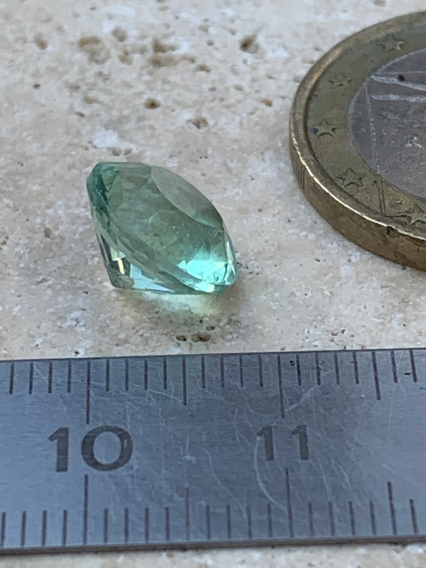 Fluorite/ Fluorine verte, pierre taillée de 10mm de diamètre x7 - 4 carats. Parfait en bijouterie, collection ,exposition...