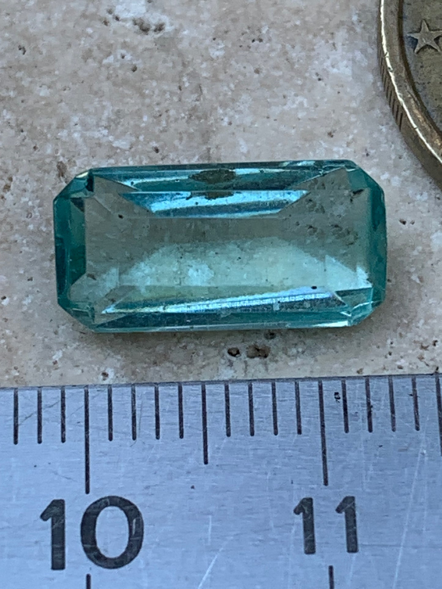 Aigue-marine, magnifique pierre taillée de 15mm x7 x6 - 6,5 carats. Parfait en bijouterie, collection ,exposition...