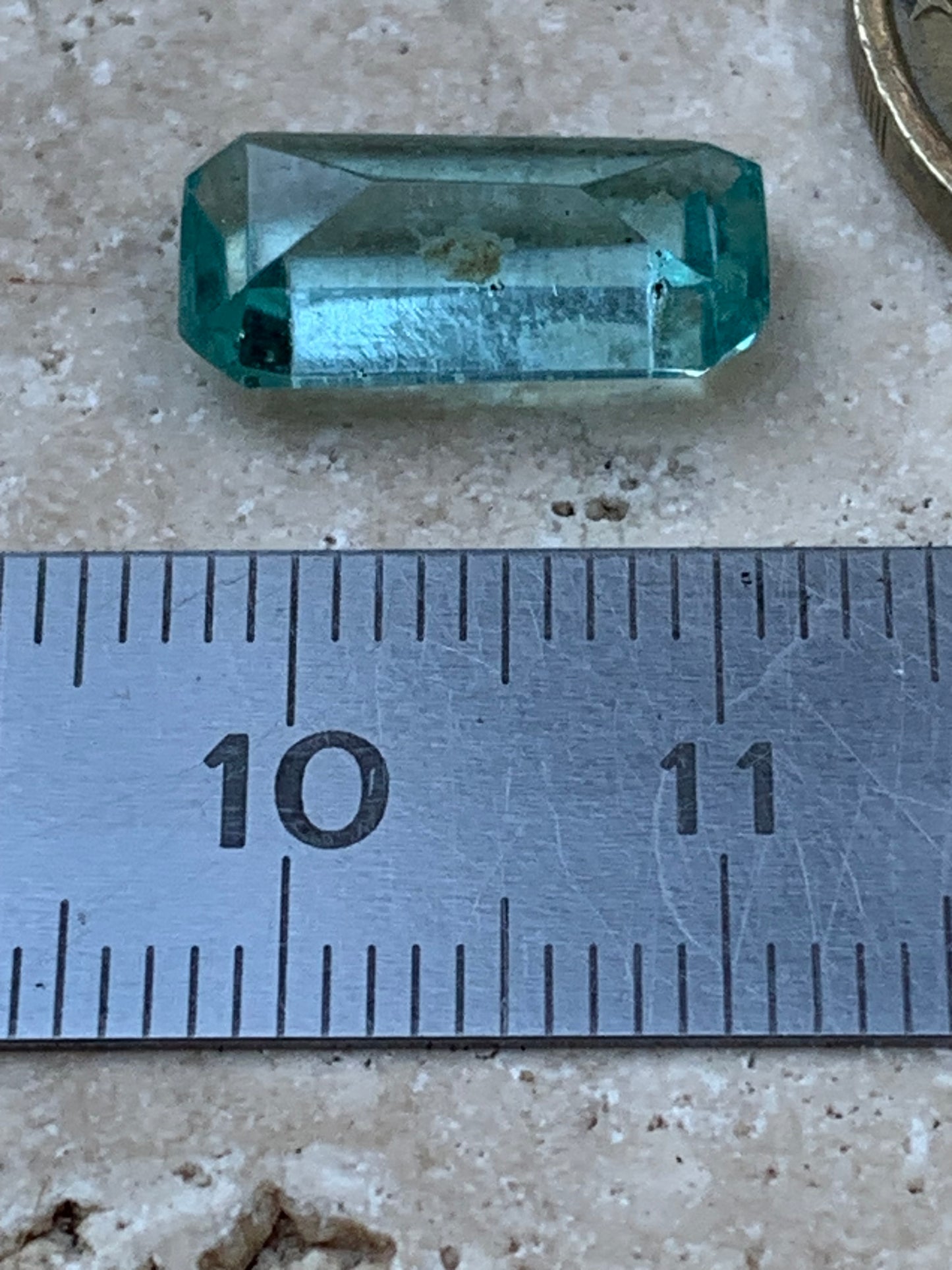 Aigue-marine, magnifique pierre taillée de 15mm x7 x6 - 6,5 carats. Parfait en bijouterie, collection ,exposition...