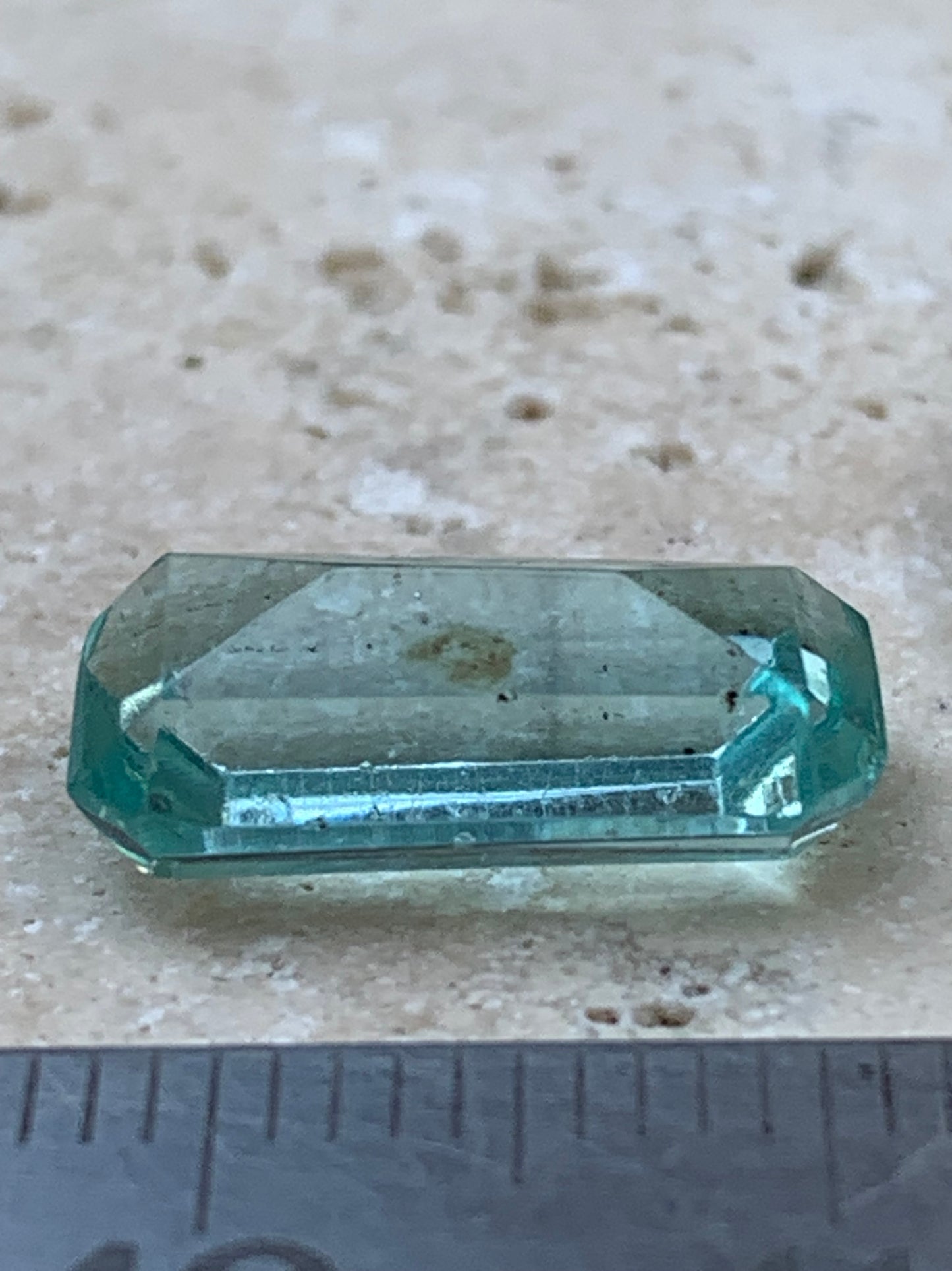 Aigue-marine, magnifique pierre taillée de 15mm x7 x6 - 6,5 carats. Parfait en bijouterie, collection ,exposition...