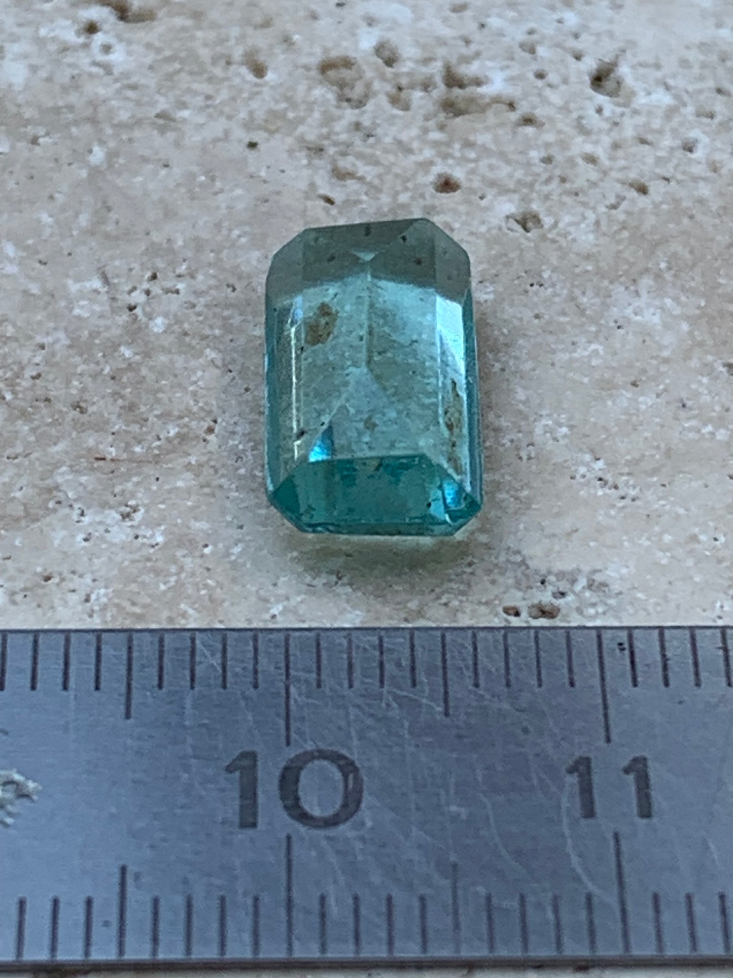 Aigue-marine, magnifique pierre taillée de 15mm x7 x6 - 6,5 carats. Parfait en bijouterie, collection ,exposition...