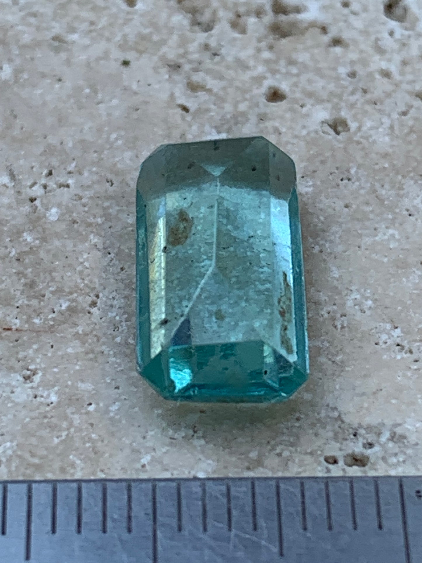 Aigue-marine, magnifique pierre taillée de 15mm x7 x6 - 6,5 carats. Parfait en bijouterie, collection ,exposition...