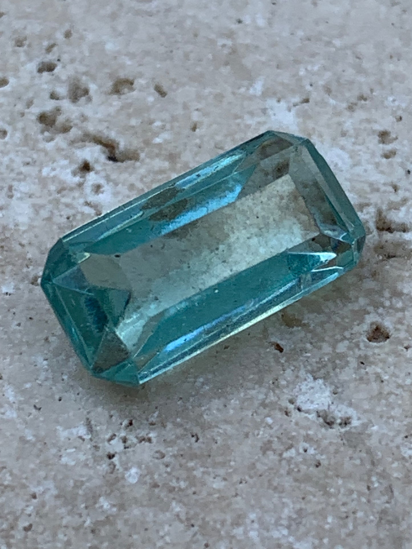 Aigue-marine, magnifique pierre taillée de 15mm x7 x6 - 6,5 carats. Parfait en bijouterie, collection ,exposition...