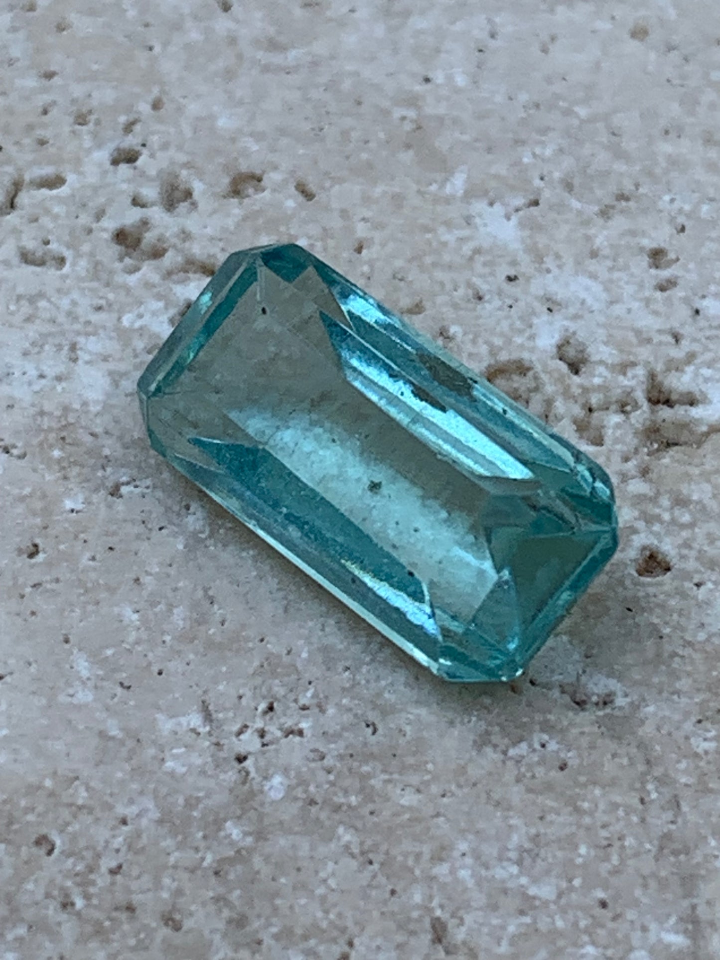 Aigue-marine, magnifique pierre taillée de 15mm x7 x6 - 6,5 carats. Parfait en bijouterie, collection ,exposition...