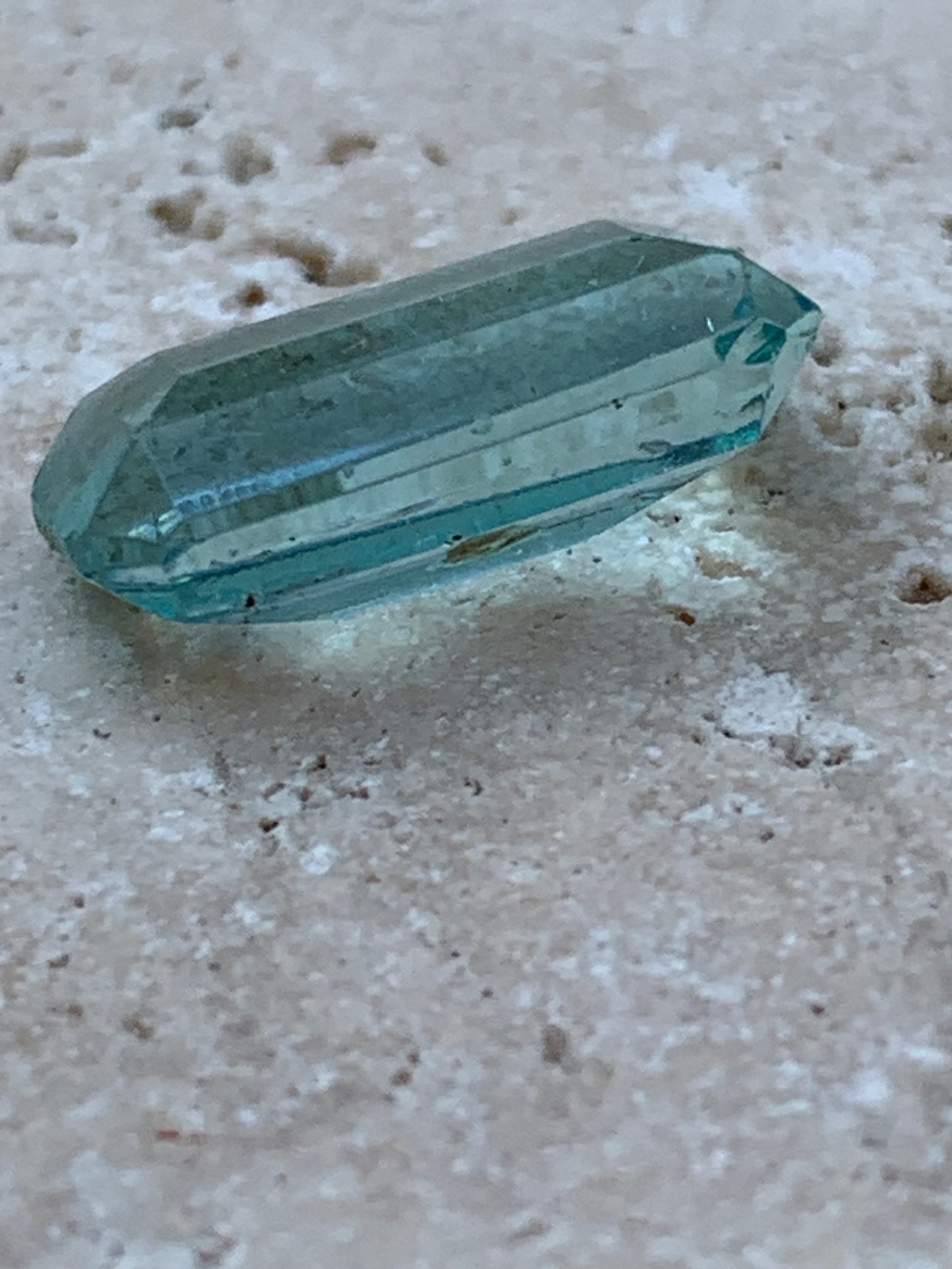 Aigue-marine, magnifique pierre taillée de 15mm x7 x6 - 6,5 carats. Parfait en bijouterie, collection ,exposition...