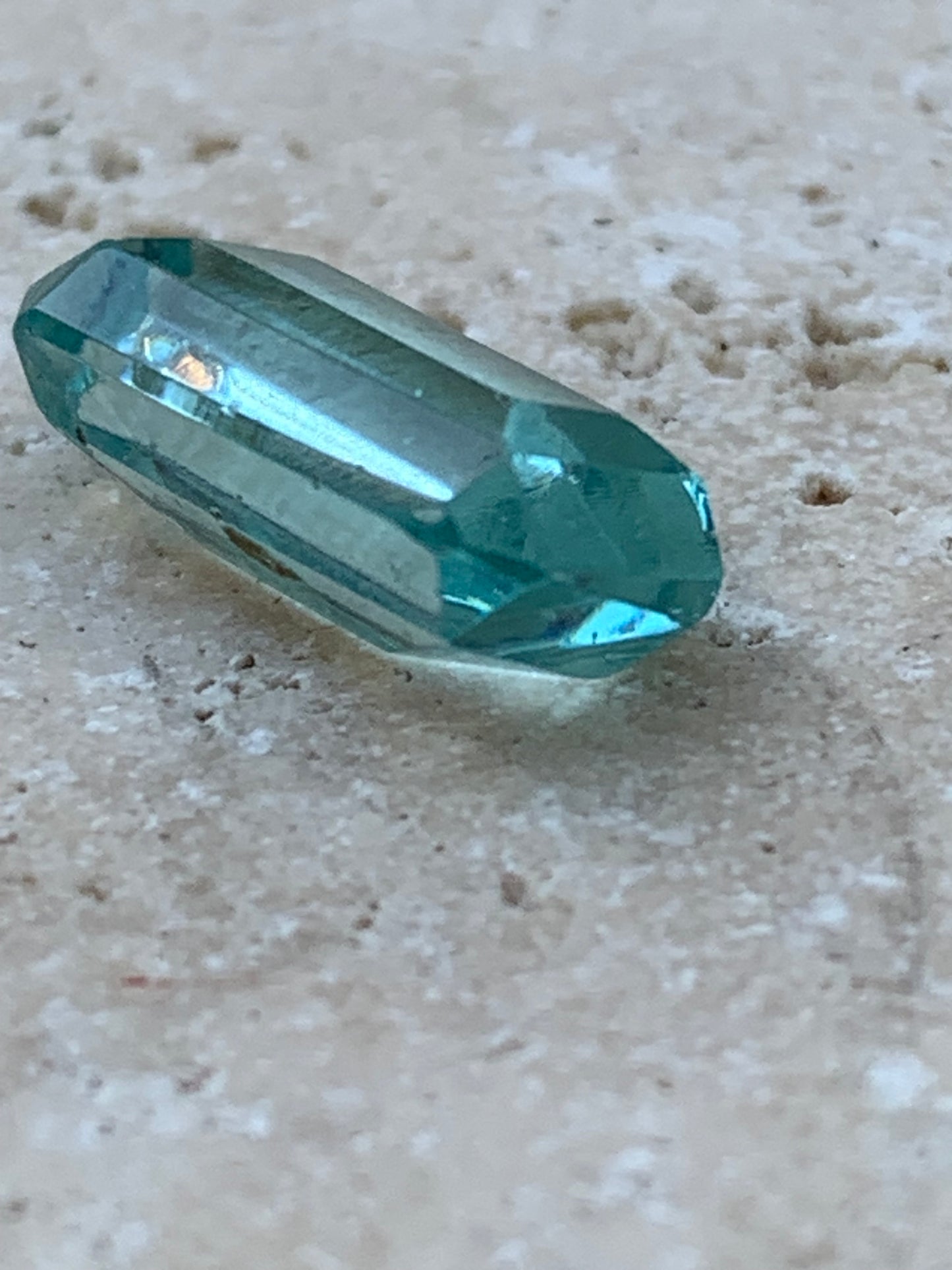 Aigue-marine, magnifique pierre taillée de 15mm x7 x6 - 6,5 carats. Parfait en bijouterie, collection ,exposition...