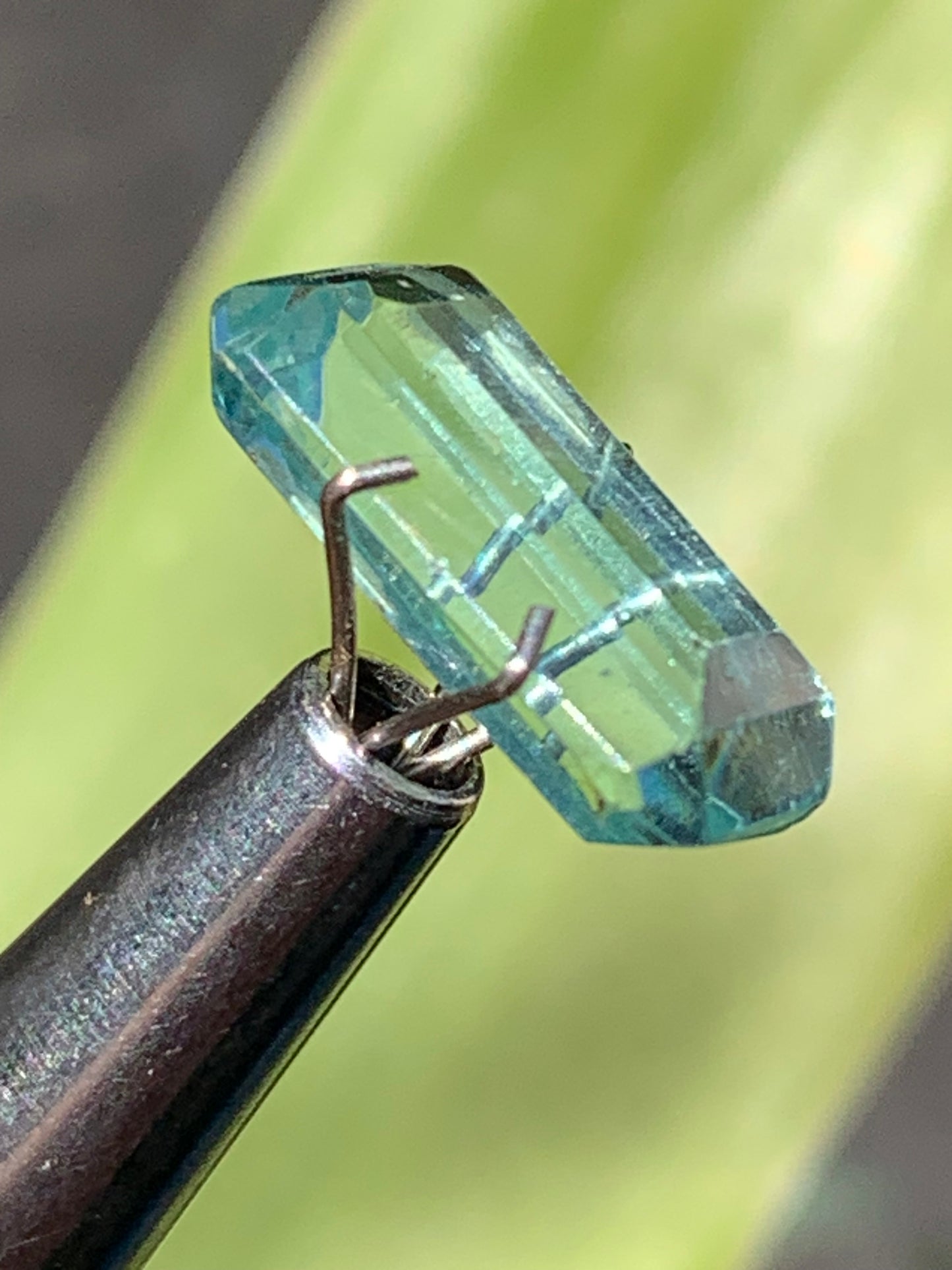 Aigue-marine, magnifique pierre taillée de 15mm x7 x6 - 6,5 carats. Parfait en bijouterie, collection ,exposition...