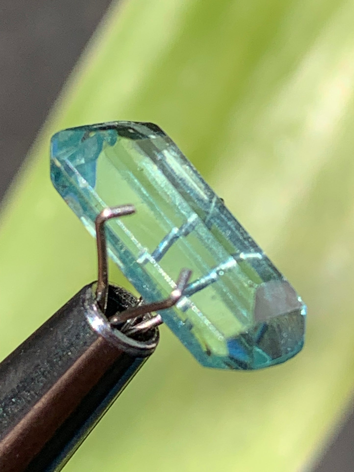 Aigue-marine, magnifique pierre taillée de 15mm x7 x6 - 6,5 carats. Parfait en bijouterie, collection ,exposition...