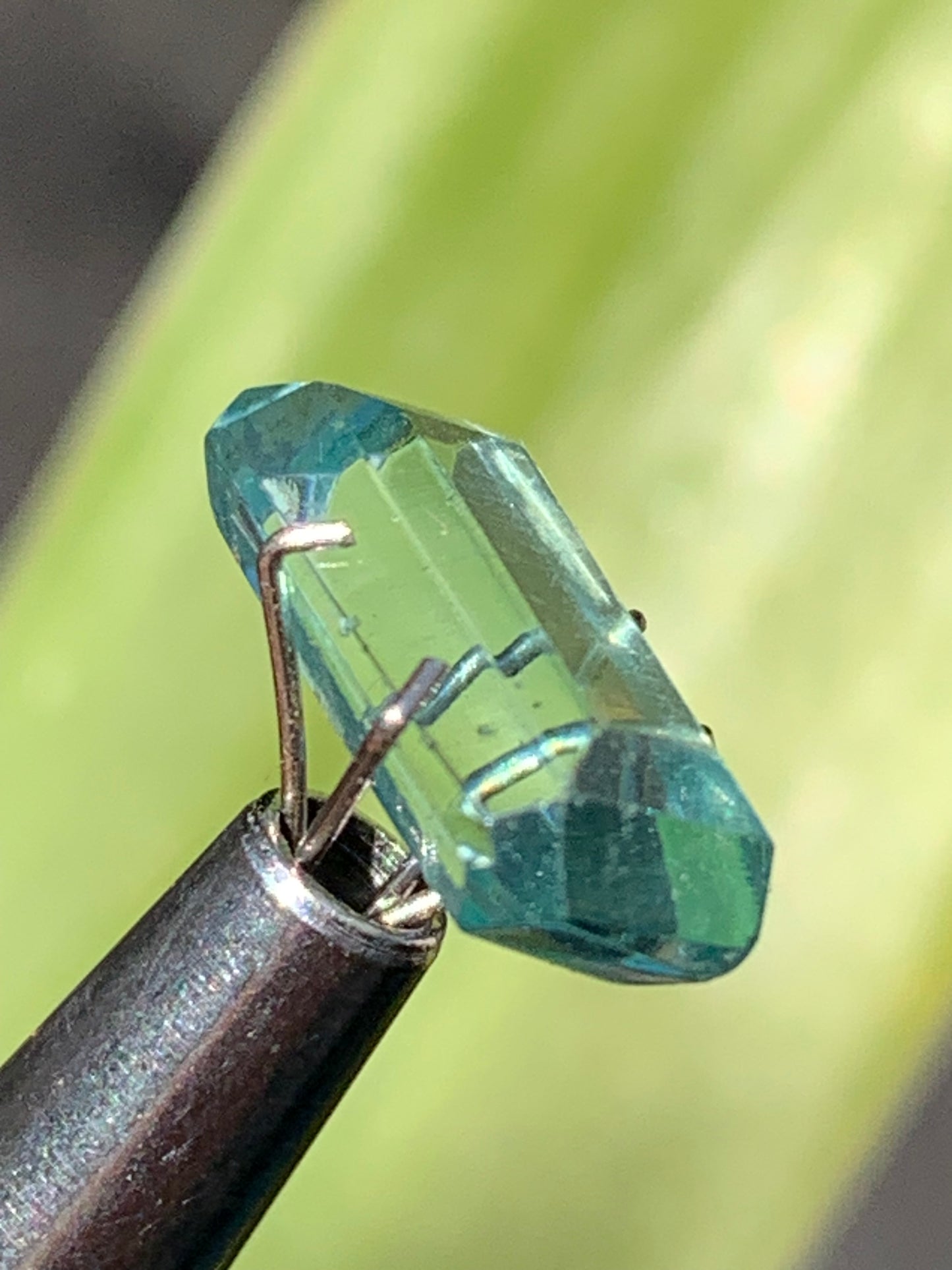 Aigue-marine, magnifique pierre taillée de 15mm x7 x6 - 6,5 carats. Parfait en bijouterie, collection ,exposition...