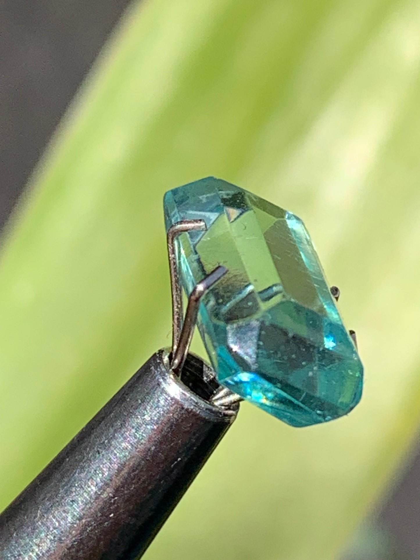 Aigue-marine, magnifique pierre taillée de 15mm x7 x6 - 6,5 carats. Parfait en bijouterie, collection ,exposition...