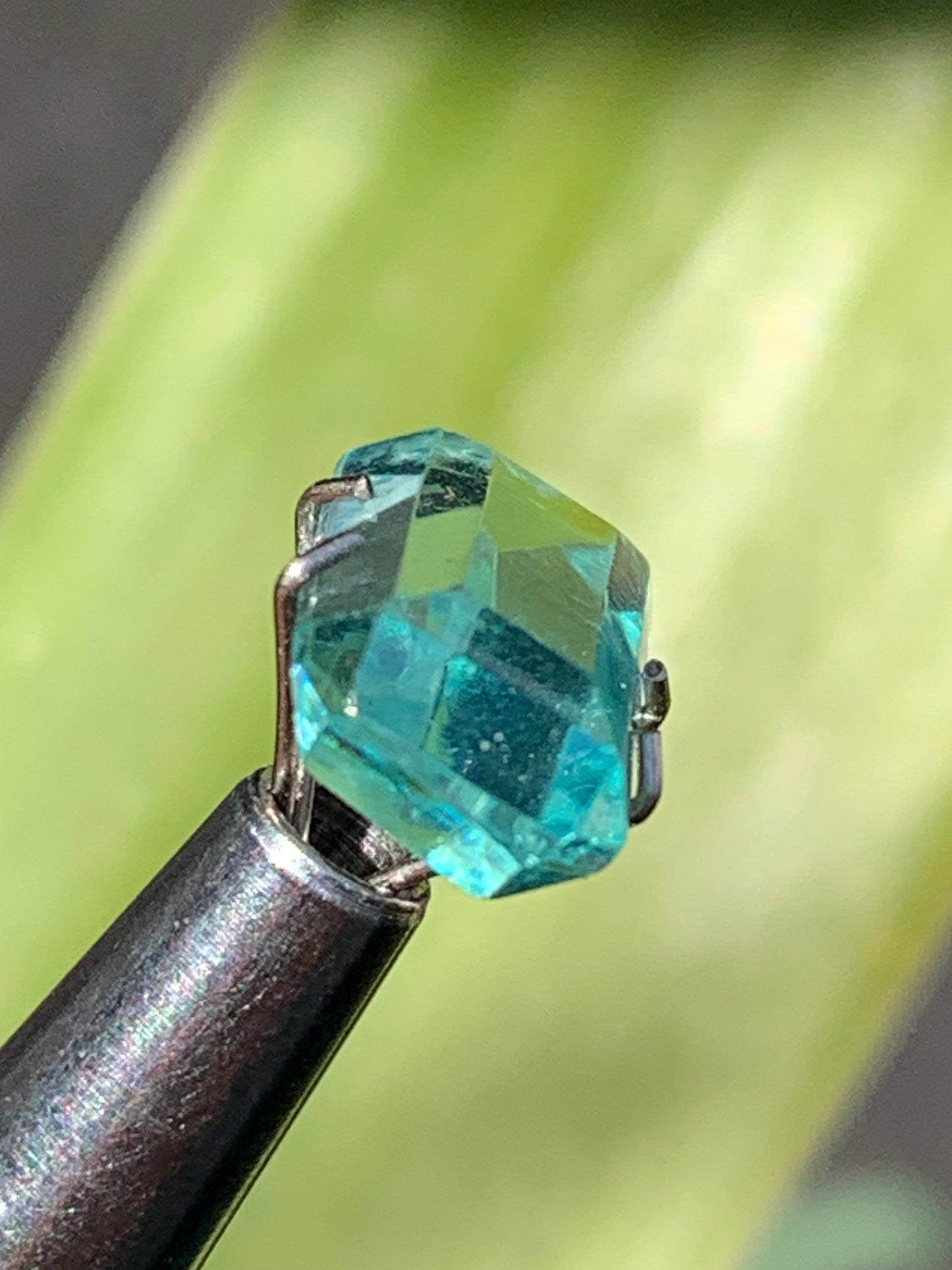 Aigue-marine, magnifique pierre taillée de 15mm x7 x6 - 6,5 carats. Parfait en bijouterie, collection ,exposition...