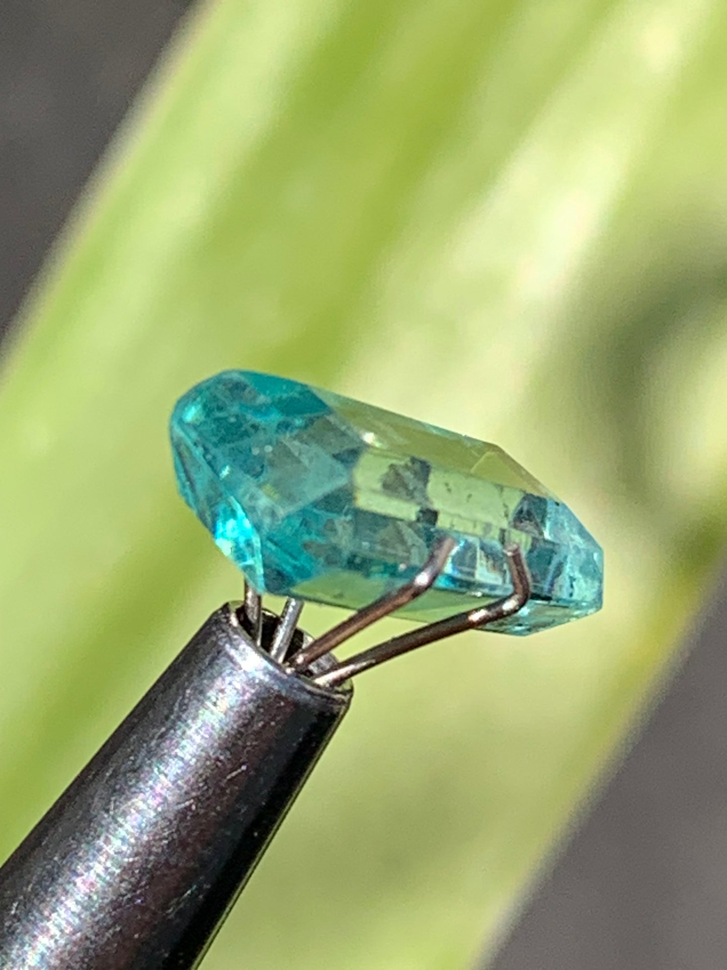 Aigue-marine, magnifique pierre taillée de 15mm x7 x6 - 6,5 carats. Parfait en bijouterie, collection ,exposition...