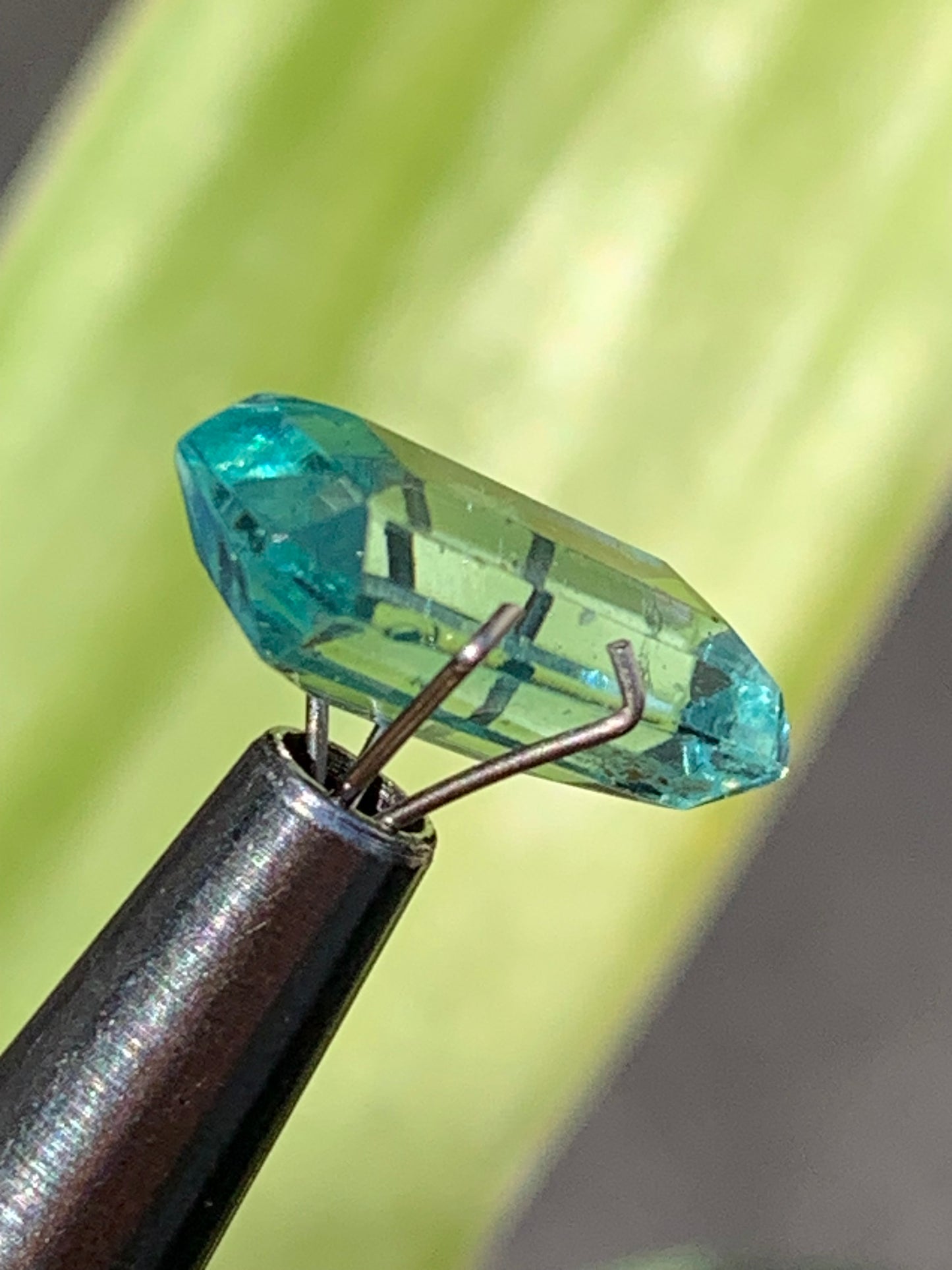 Aigue-marine, magnifique pierre taillée de 15mm x7 x6 - 6,5 carats. Parfait en bijouterie, collection ,exposition...