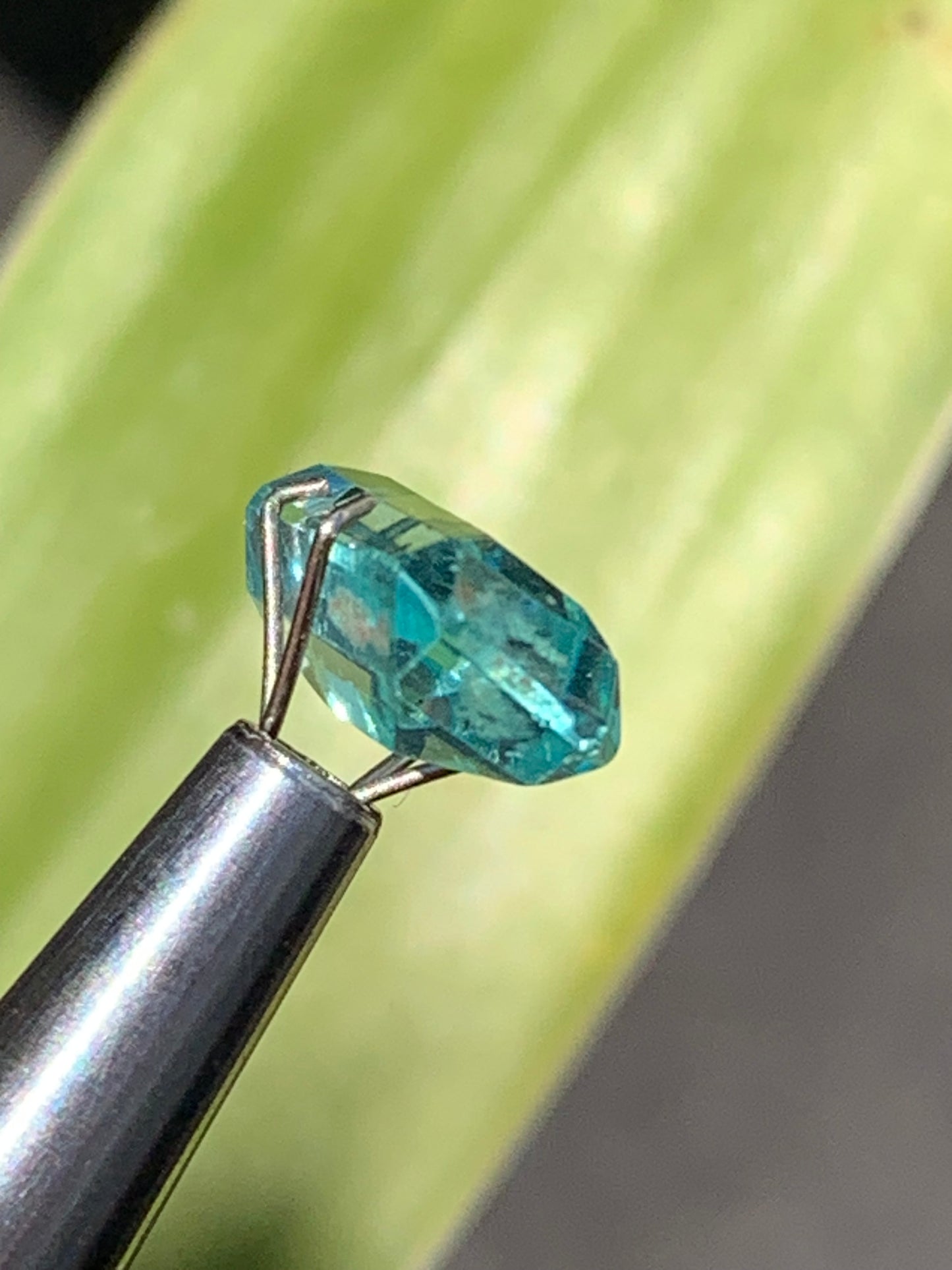 Aigue-marine, magnifique pierre taillée de 15mm x7 x6 - 6,5 carats. Parfait en bijouterie, collection ,exposition...