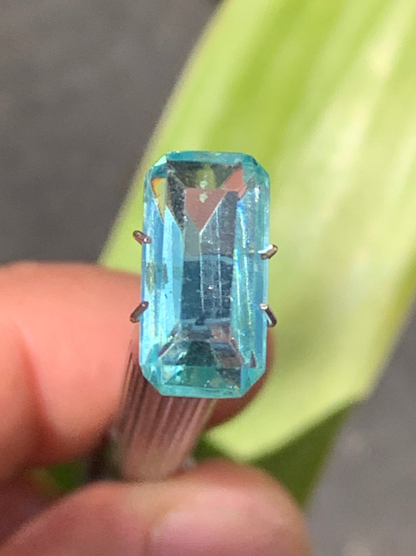 Aigue-marine, magnifique pierre taillée de 15mm x7 x6 - 6,5 carats. Parfait en bijouterie, collection ,exposition...