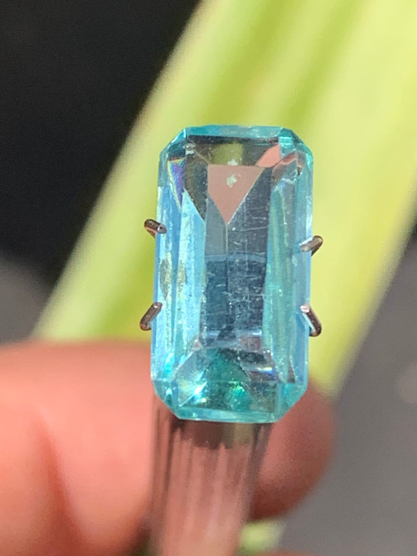 Aigue-marine, magnifique pierre taillée de 15mm x7 x6 - 6,5 carats. Parfait en bijouterie, collection ,exposition...