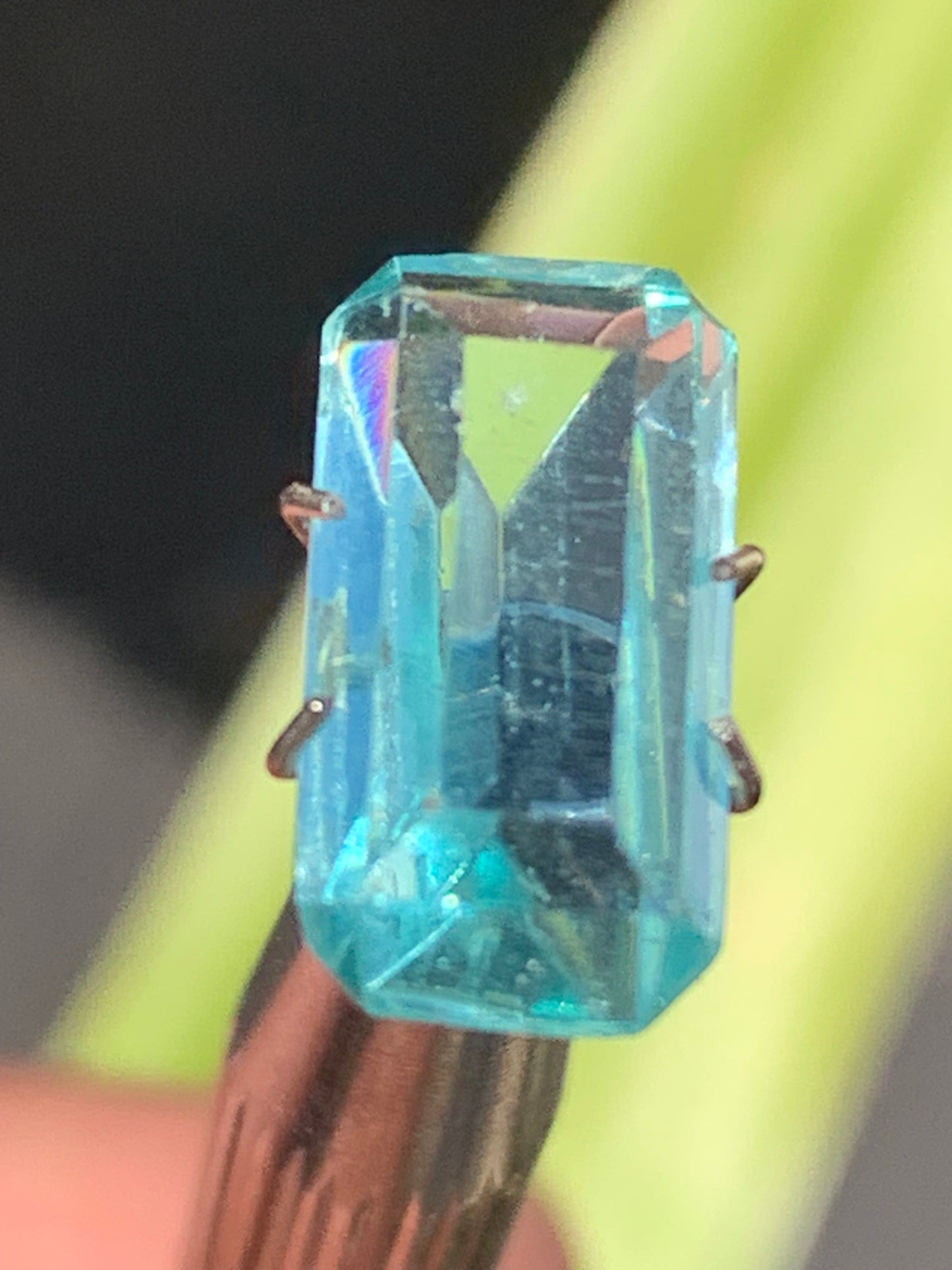 Aigue-marine, magnifique pierre taillée de 15mm x7 x6 - 6,5 carats. Parfait en bijouterie, collection ,exposition...