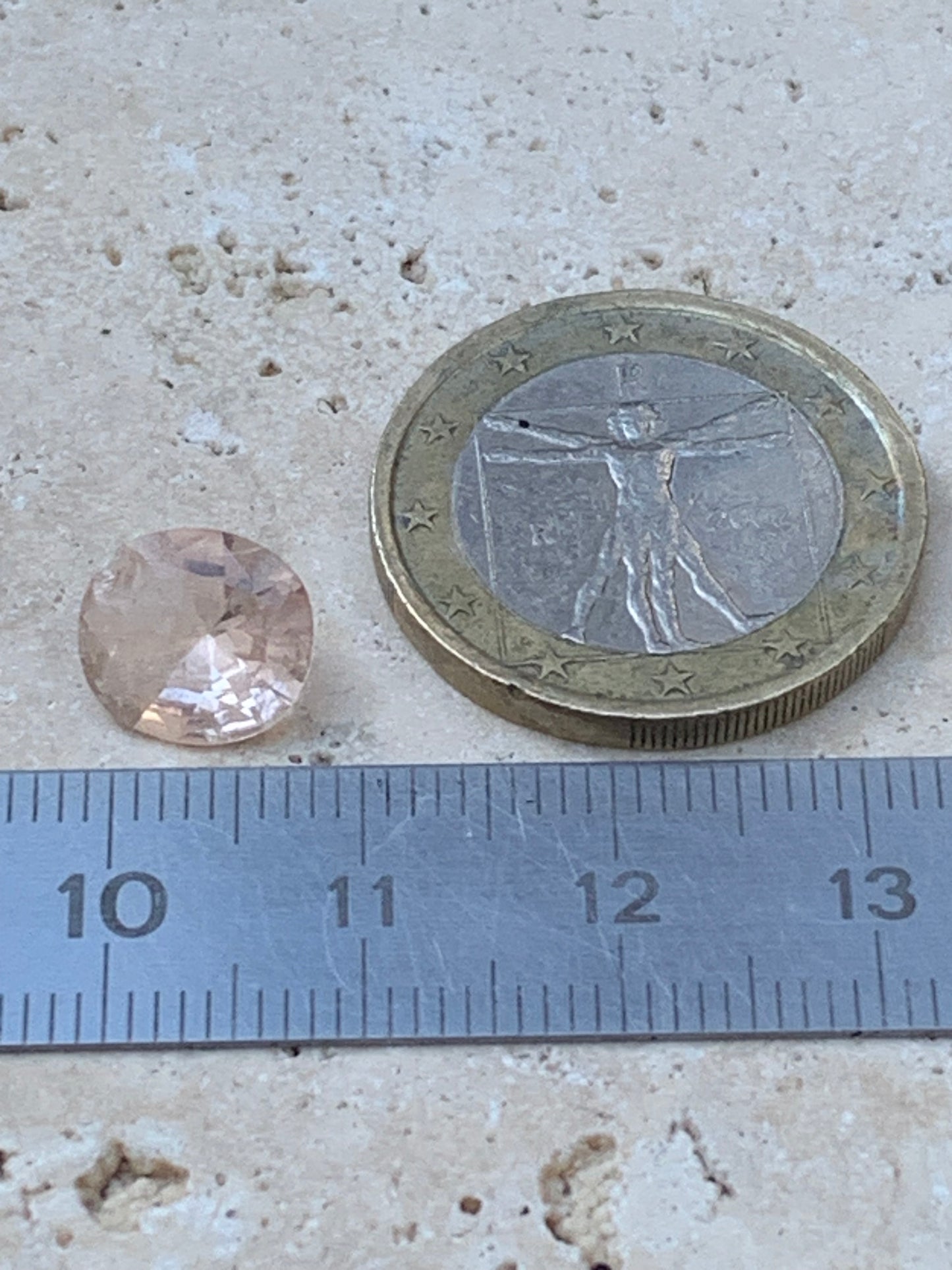Morganite, pierre taillée de 10mm x9 x5 - 1,5 carat. Parfait en bijouterie, collection ,exposition...