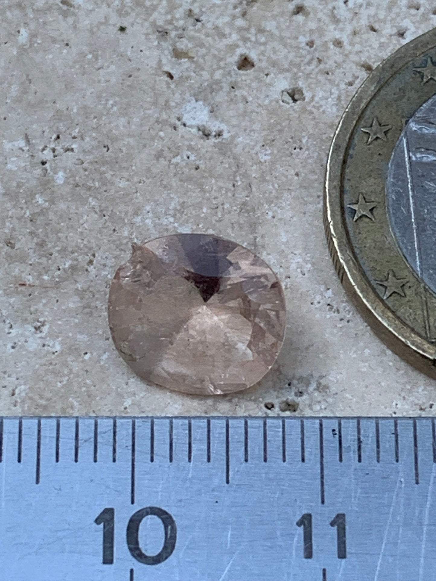 Morganite, pierre taillée de 10mm x9 x5 - 1,5 carat. Parfait en bijouterie, collection ,exposition...