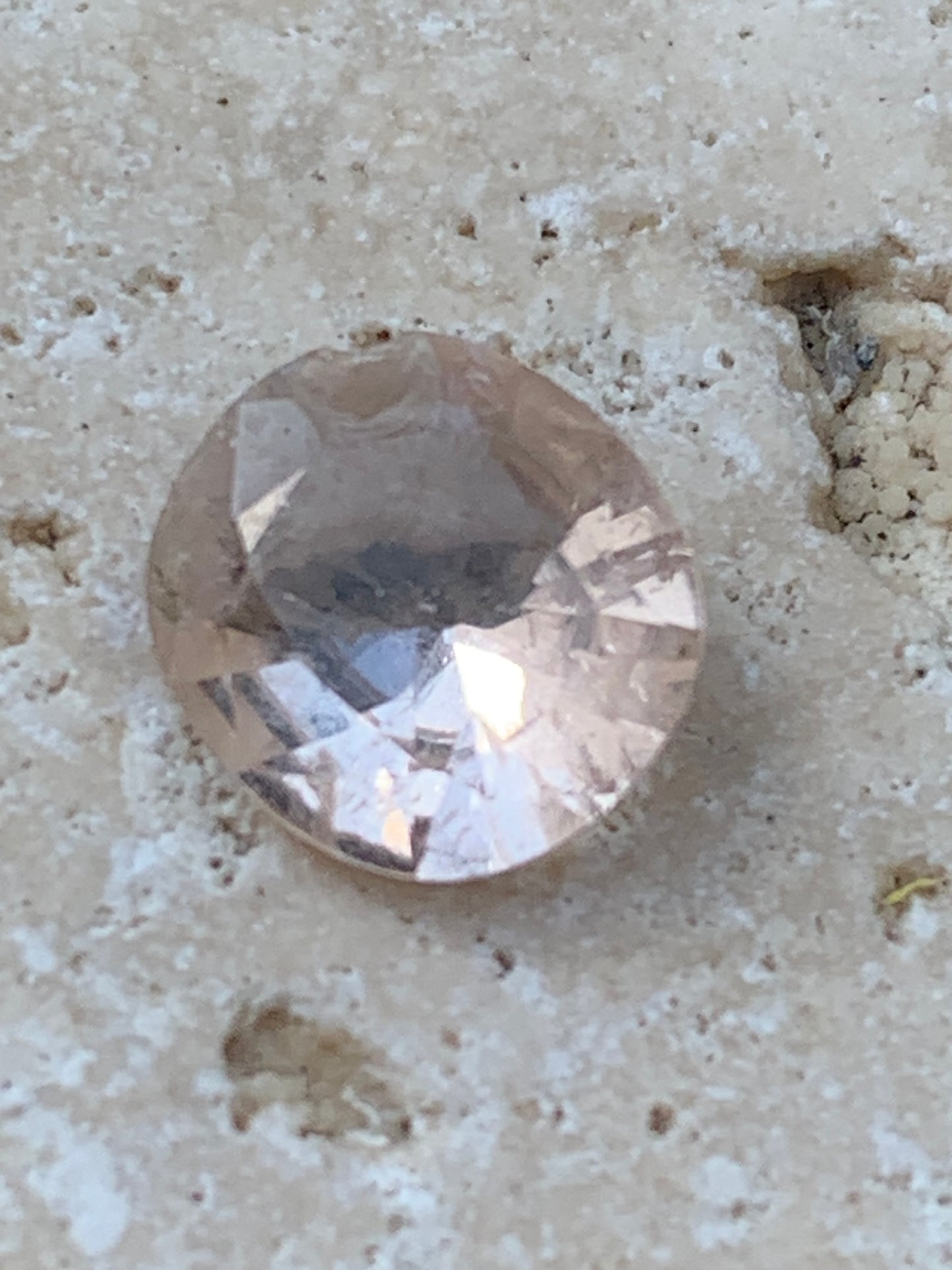 Morganite, pierre taillée de 10mm x9 x5 - 1,5 carat. Parfait en bijouterie, collection ,exposition...