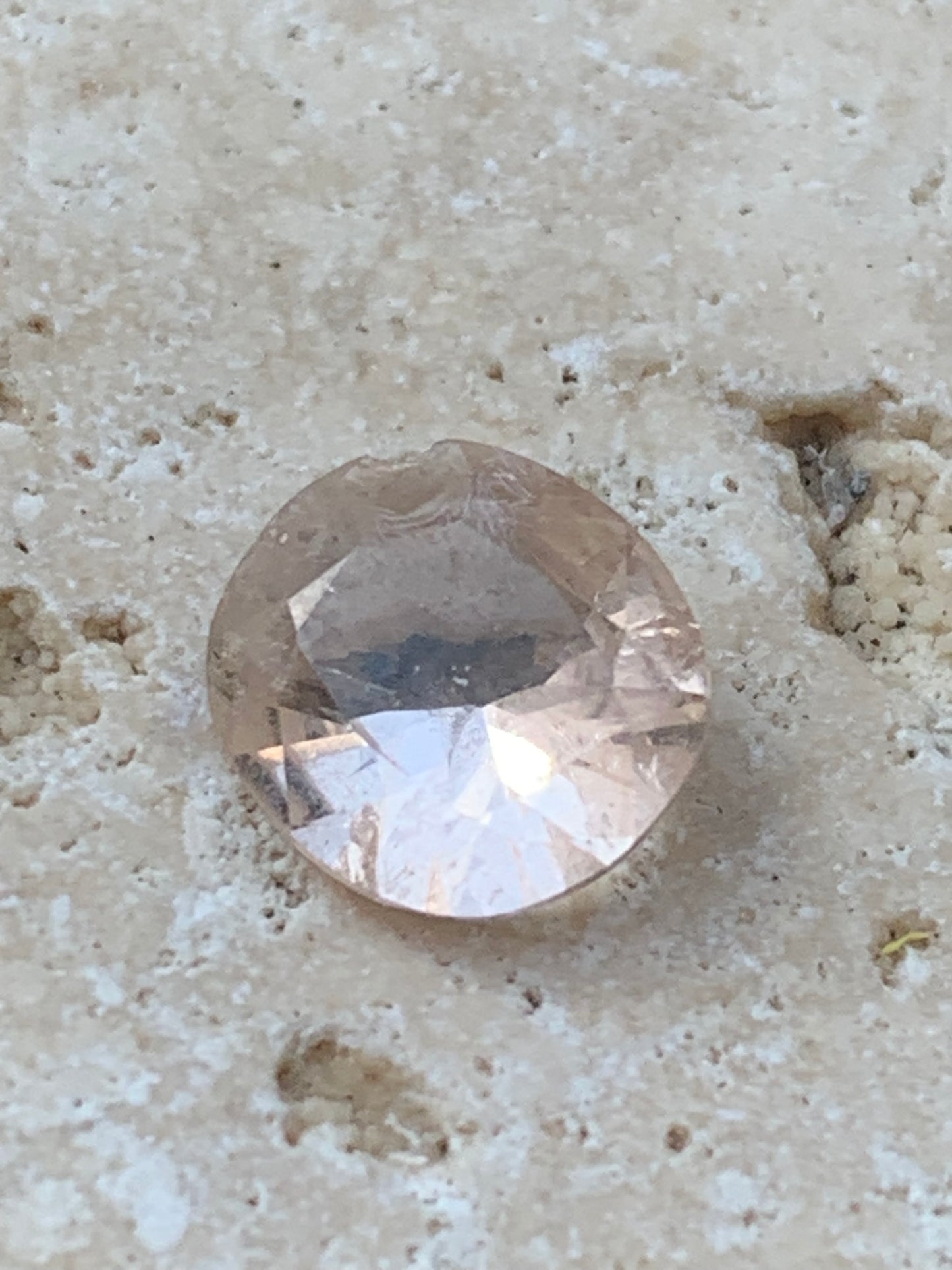 Morganite, pierre taillée de 10mm x9 x5 - 1,5 carat. Parfait en bijouterie, collection ,exposition...