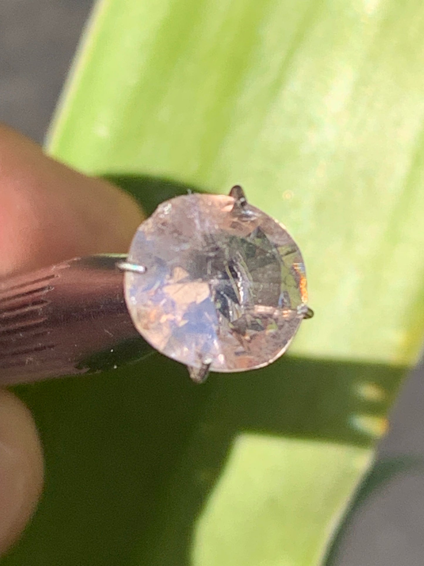 Morganite, pierre taillée de 10mm x9 x5 - 1,5 carat. Parfait en bijouterie, collection ,exposition...