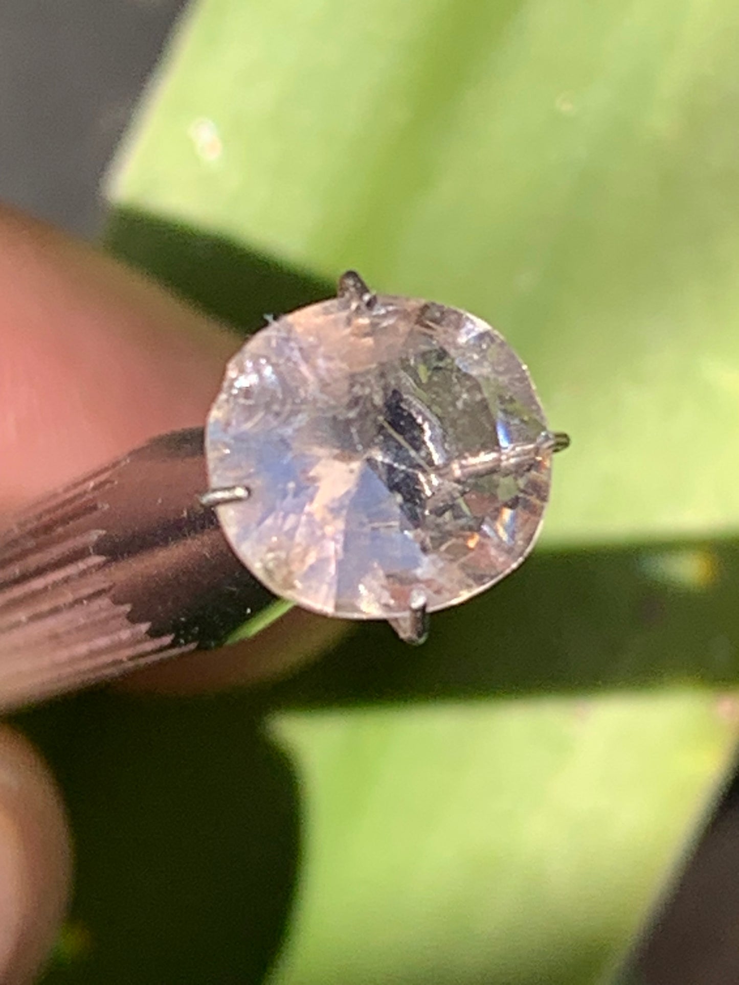 Morganite, pierre taillée de 10mm x9 x5 - 1,5 carat. Parfait en bijouterie, collection ,exposition...