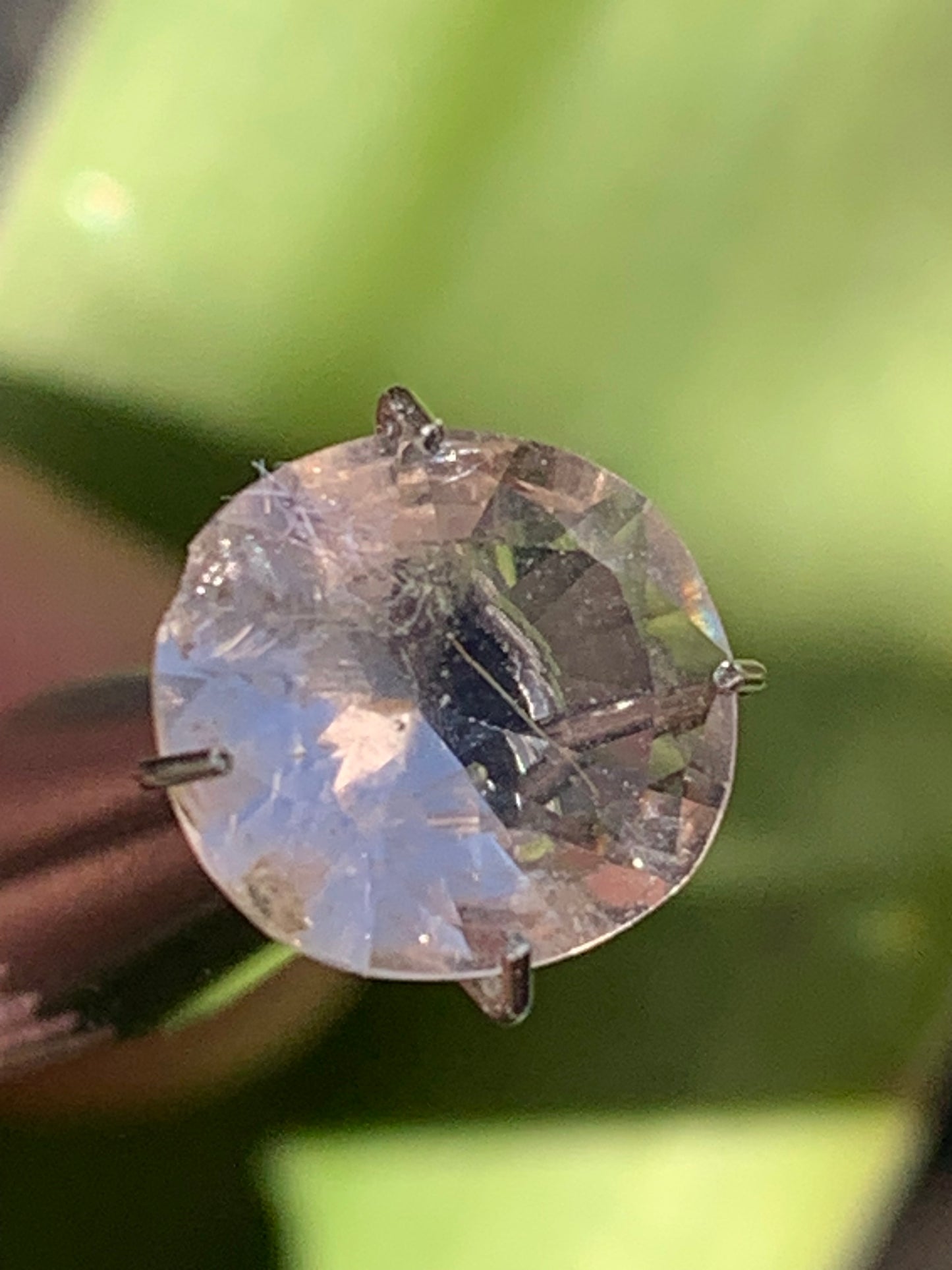 Morganite, pierre taillée de 10mm x9 x5 - 1,5 carat. Parfait en bijouterie, collection ,exposition...