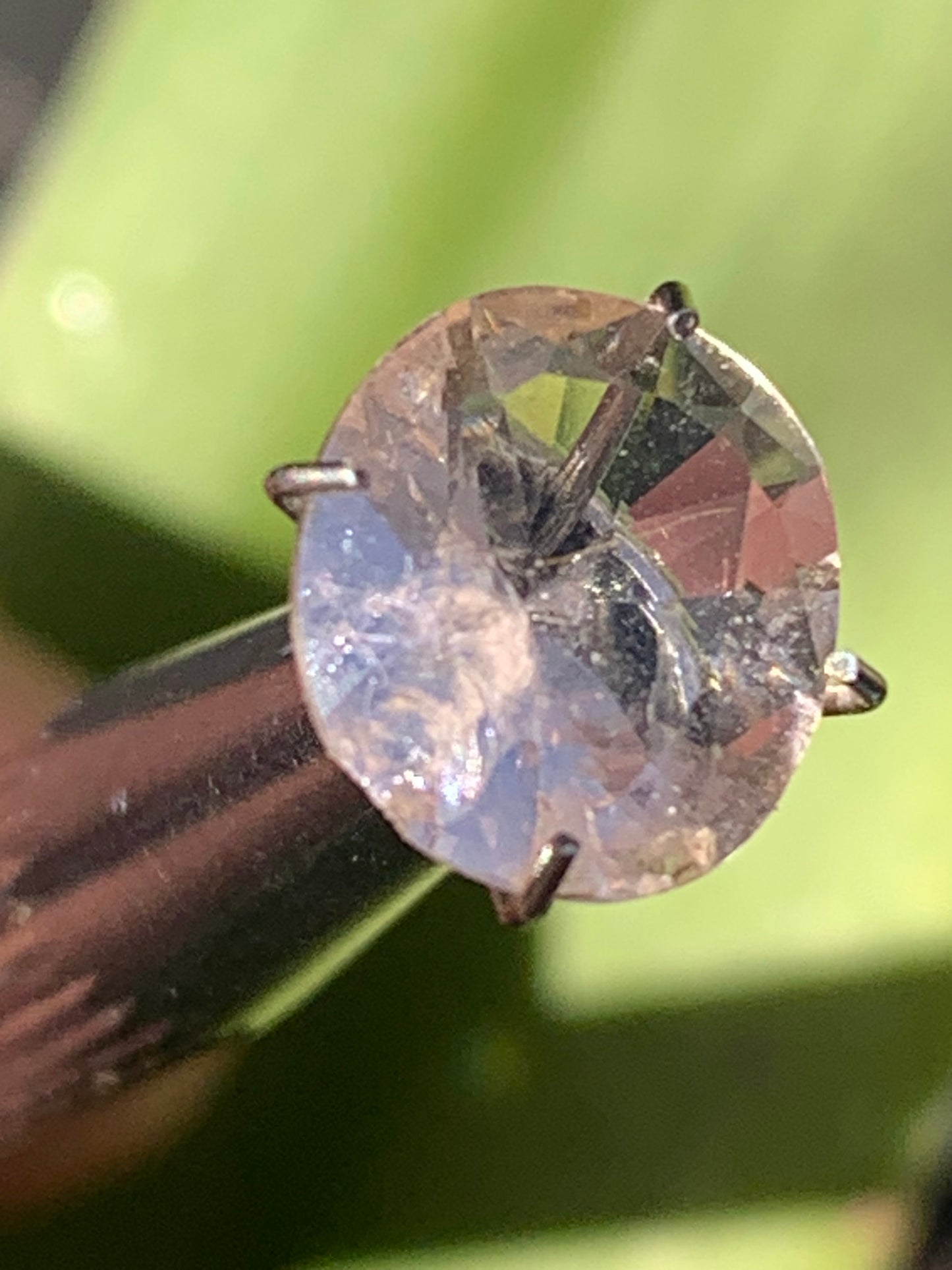 Morganite, pierre taillée de 10mm x9 x5 - 1,5 carat. Parfait en bijouterie, collection ,exposition...