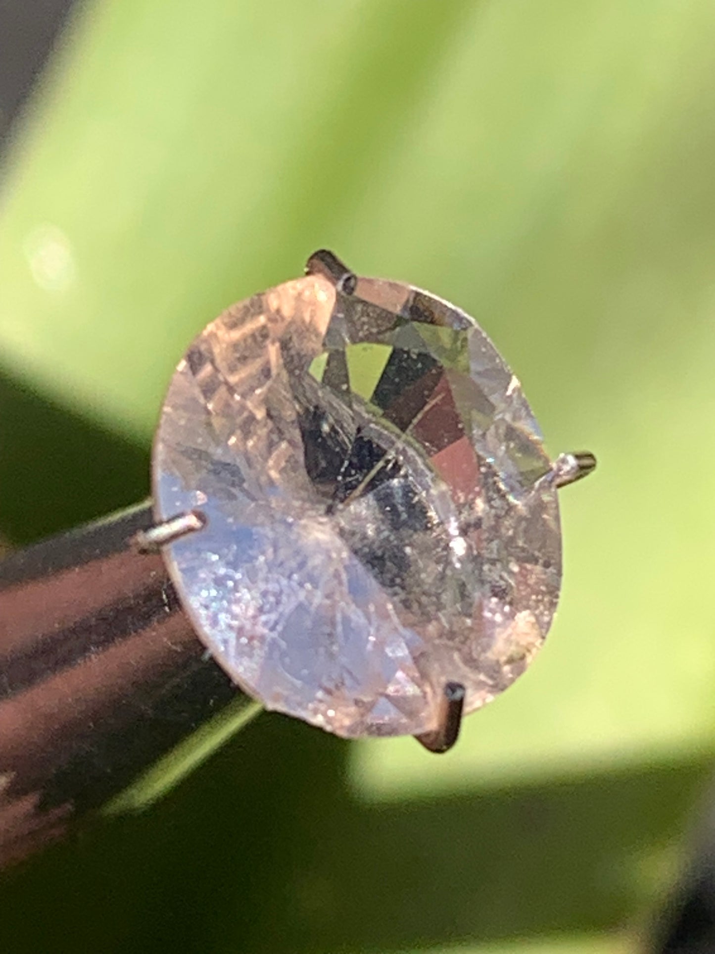 Morganite, pierre taillée de 10mm x9 x5 - 1,5 carat. Parfait en bijouterie, collection ,exposition...