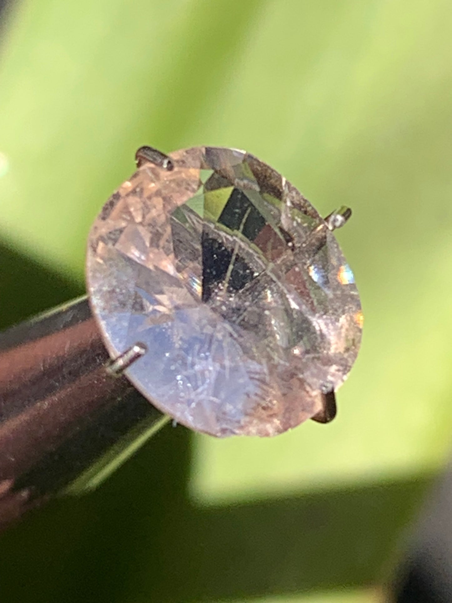 Morganite, pierre taillée de 10mm x9 x5 - 1,5 carat. Parfait en bijouterie, collection ,exposition...