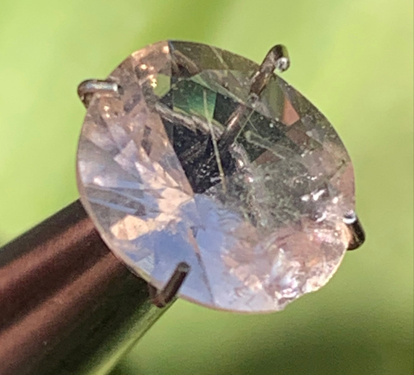 Morganite, pierre taillée de 10mm x9 x5 - 1,5 carat. Parfait en bijouterie, collection ,exposition...