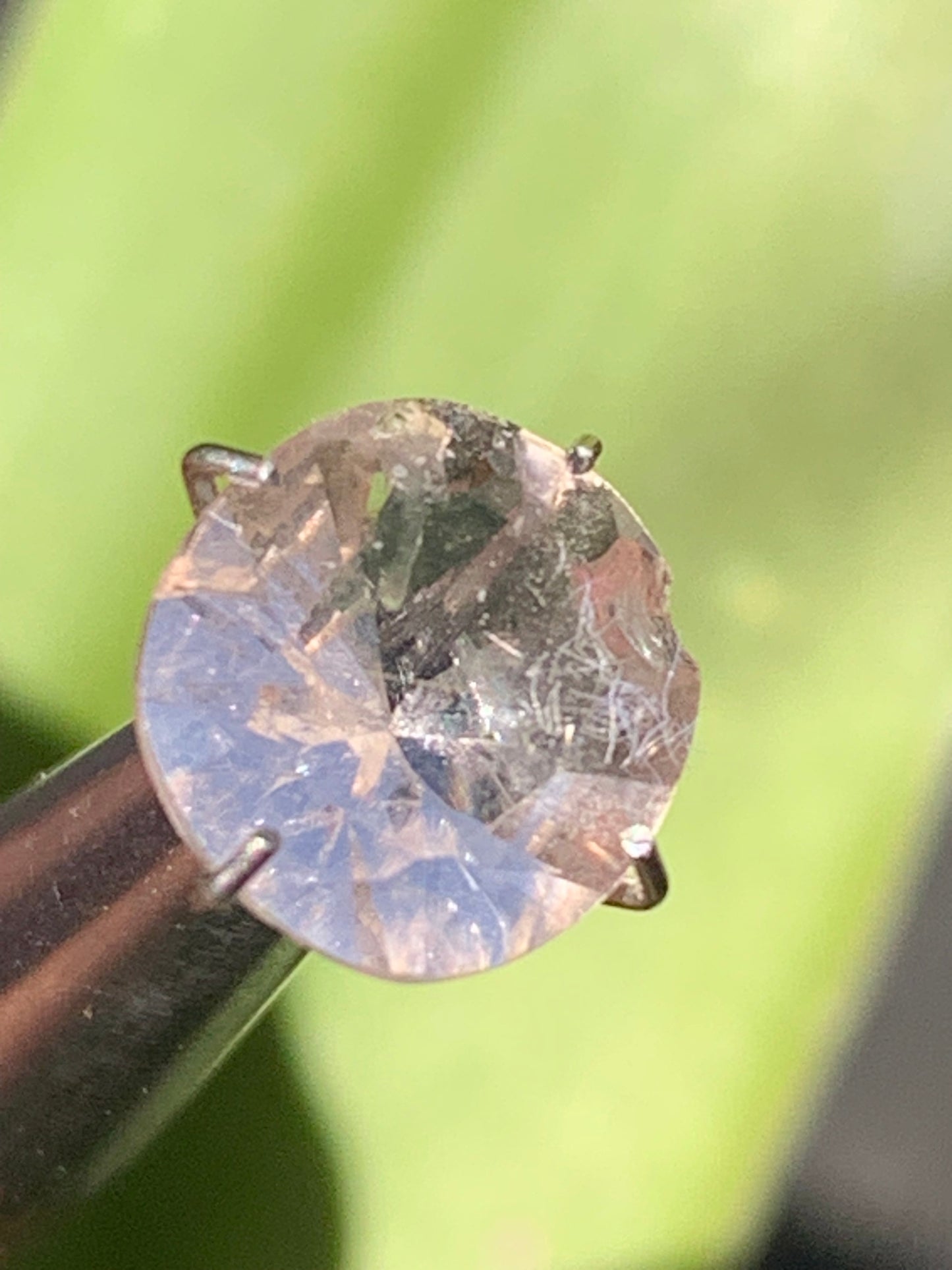 Morganite, pierre taillée de 10mm x9 x5 - 1,5 carat. Parfait en bijouterie, collection ,exposition...