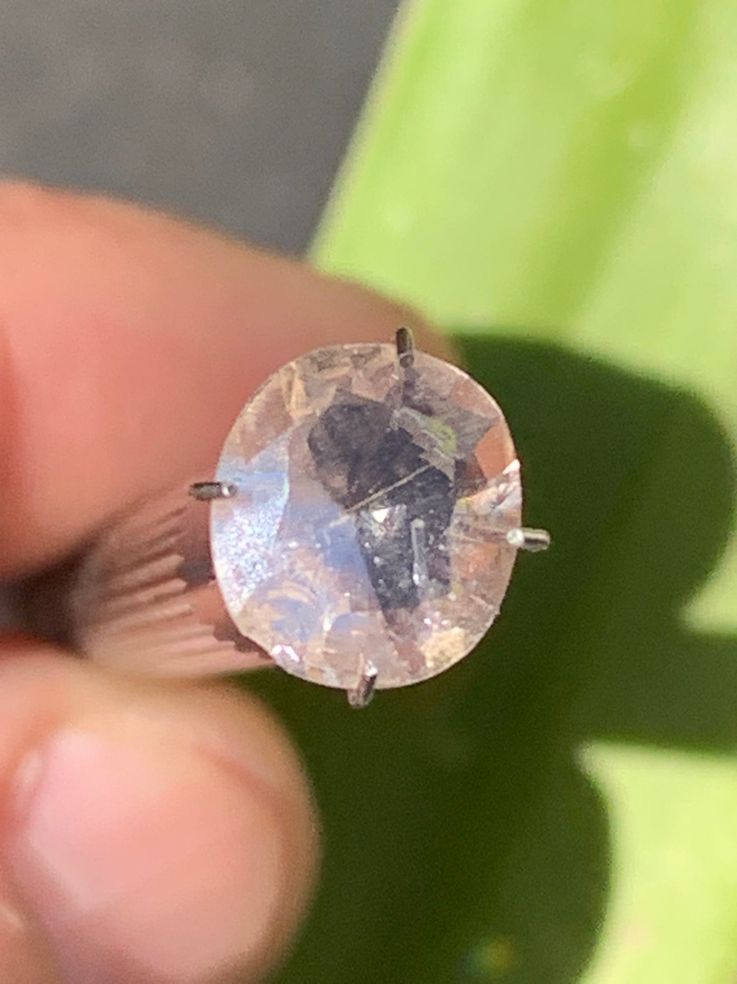 Morganite, pierre taillée de 10mm x9 x5 - 1,5 carat. Parfait en bijouterie, collection ,exposition...