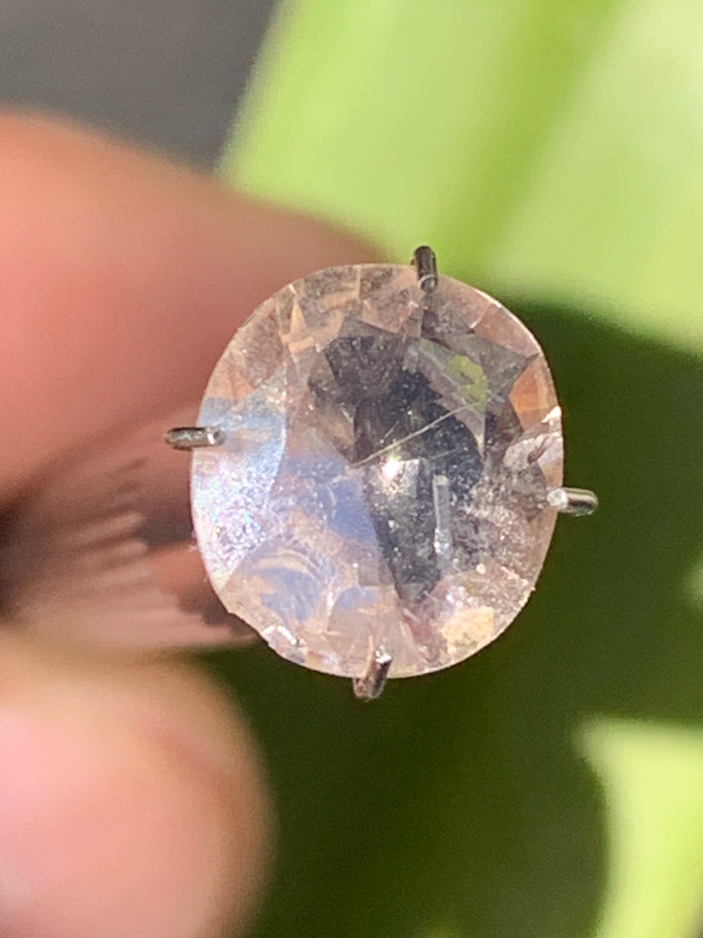 Morganite, pierre taillée de 10mm x9 x5 - 1,5 carat. Parfait en bijouterie, collection ,exposition...