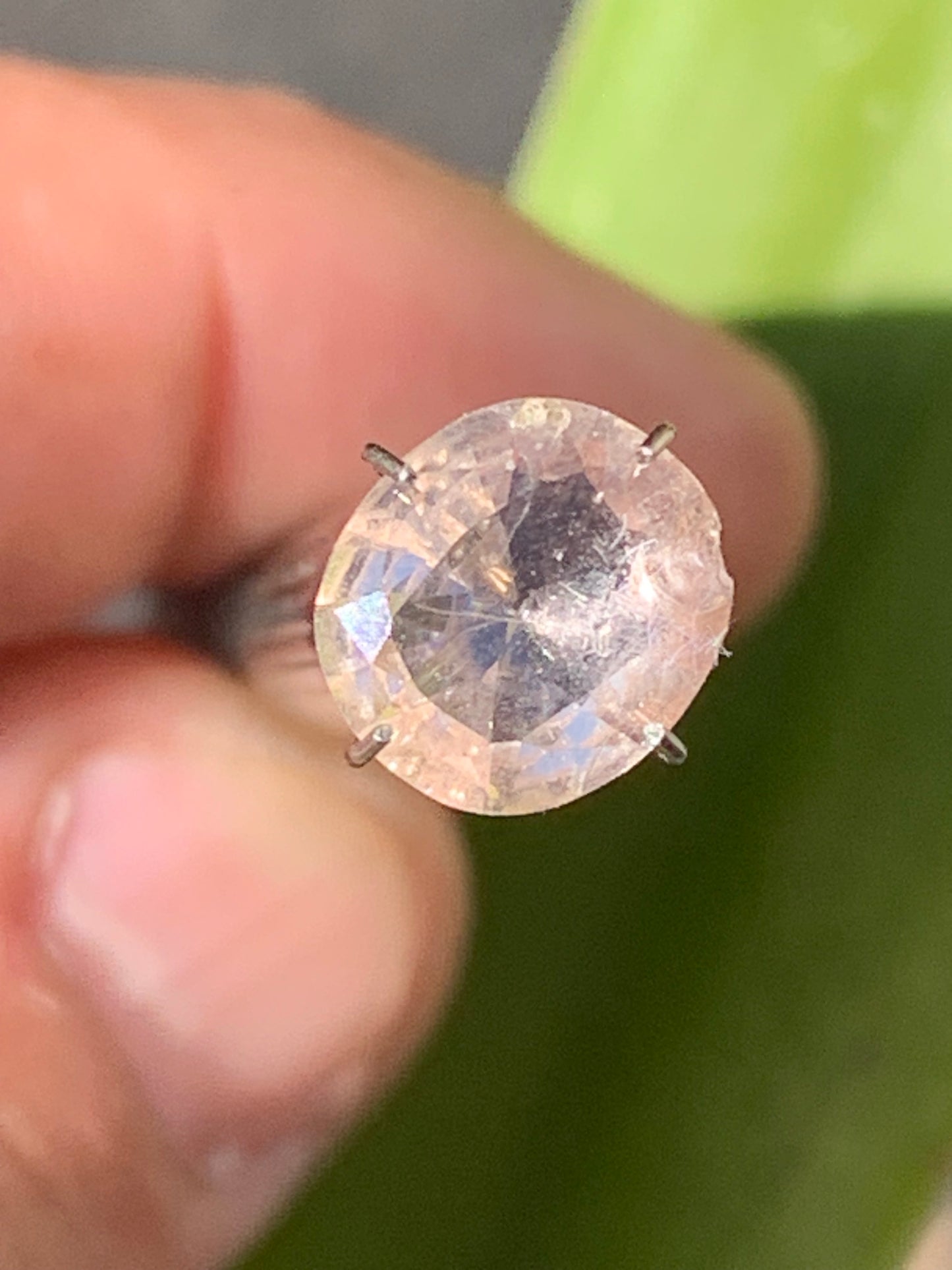 Morganite, pierre taillée de 10mm x9 x5 - 1,5 carat. Parfait en bijouterie, collection ,exposition...