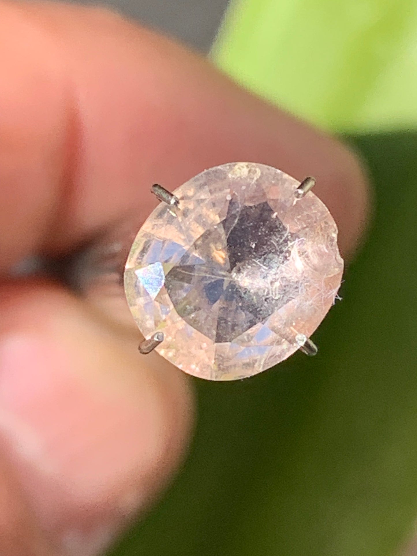 Morganite, pierre taillée de 10mm x9 x5 - 1,5 carat. Parfait en bijouterie, collection ,exposition...