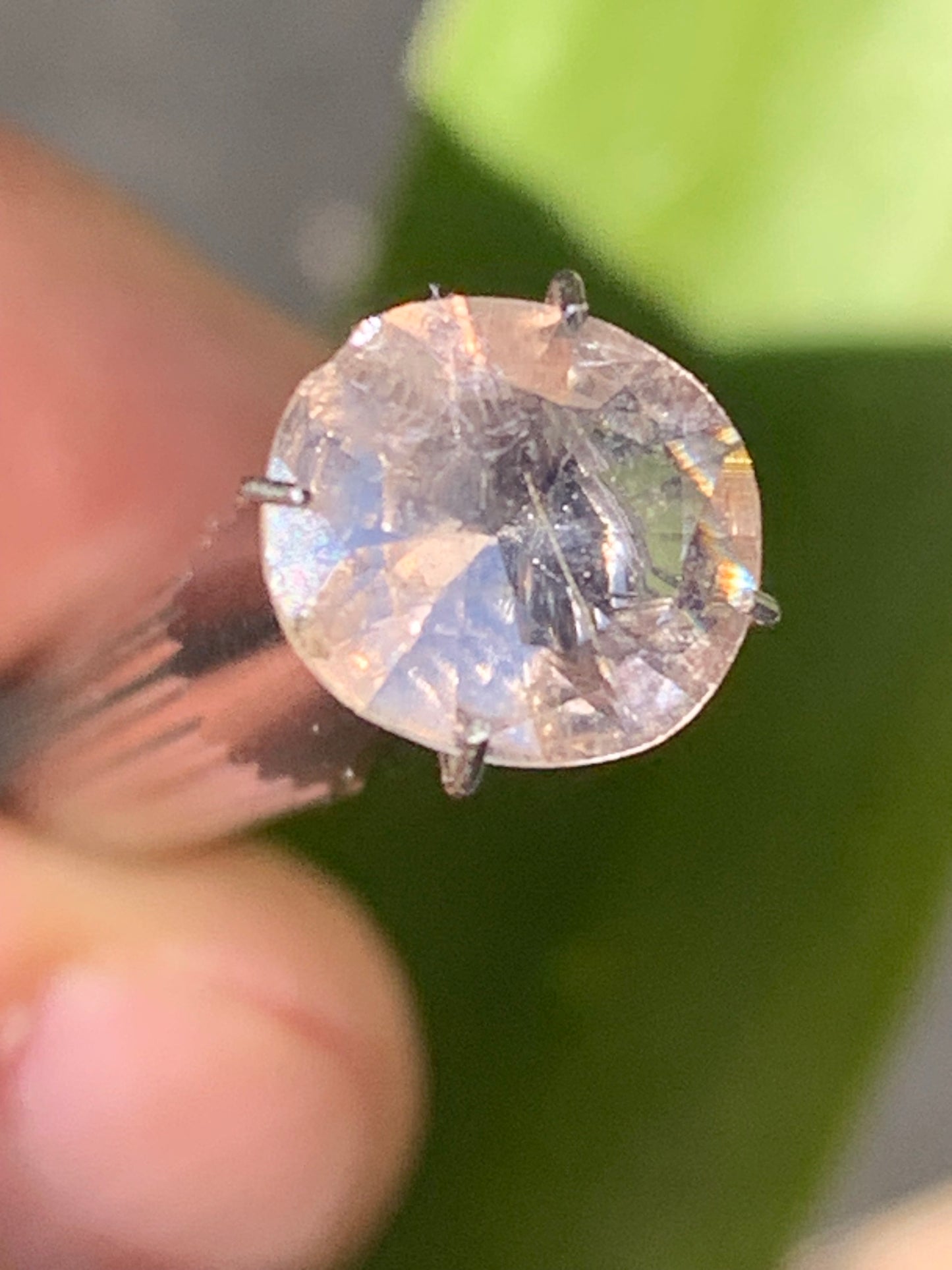 Morganite, pierre taillée de 10mm x9 x5 - 1,5 carat. Parfait en bijouterie, collection ,exposition...