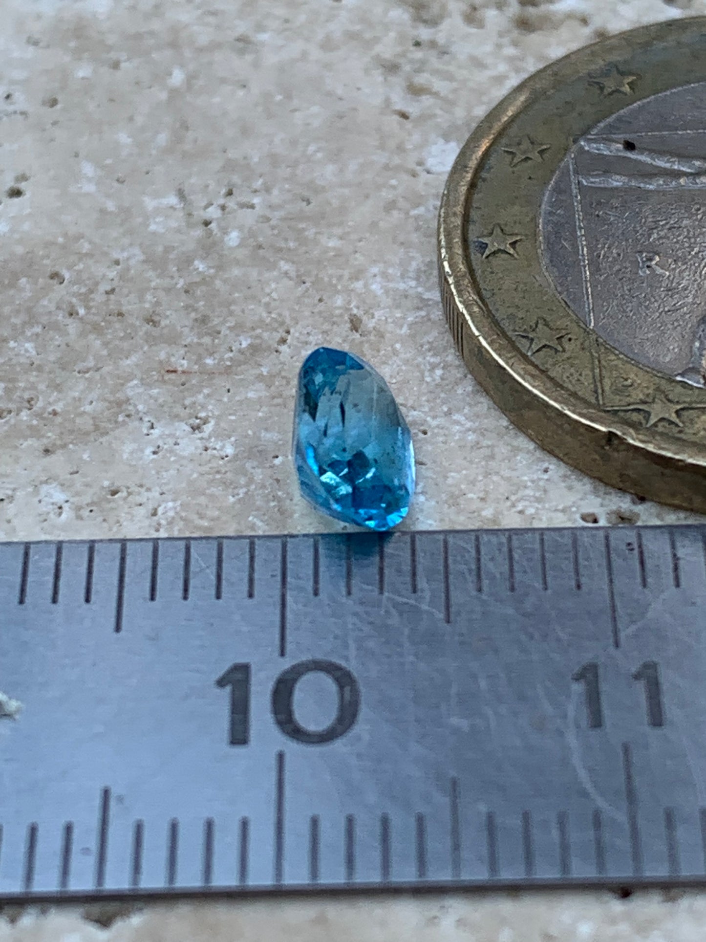 Saphir, superbe pierre fine taillée de 7mm x 5 x 3 - 1 carat. Parfait en bijouterie, collection ,exposition...