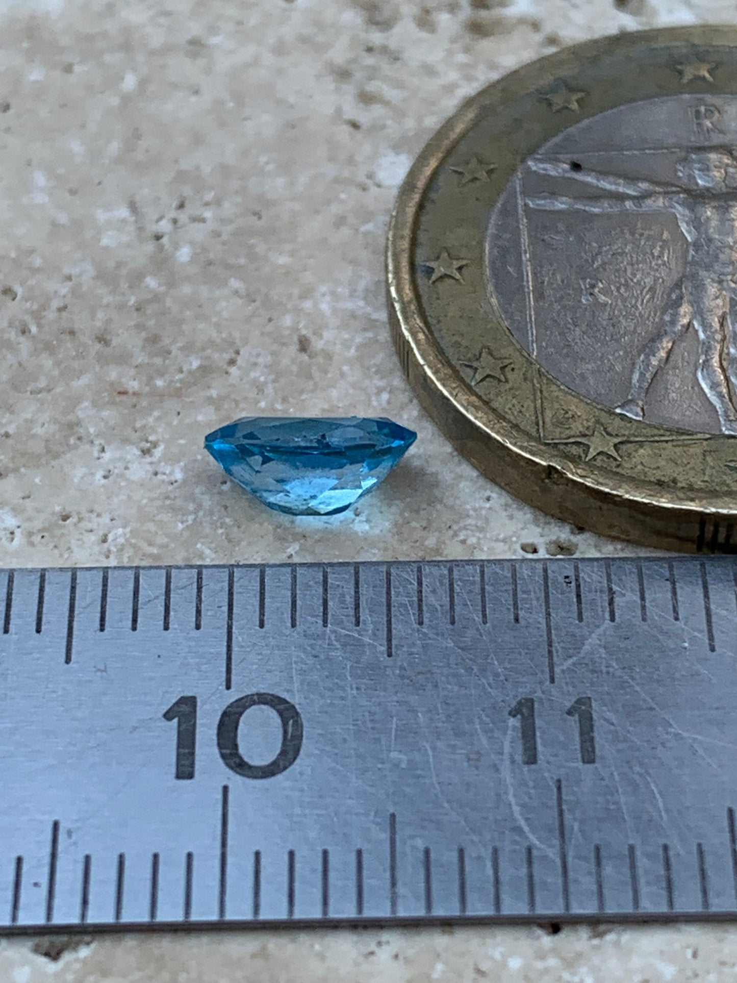 Saphir, superbe pierre fine taillée de 7mm x 5 x 3 - 1 carat. Parfait en bijouterie, collection ,exposition...