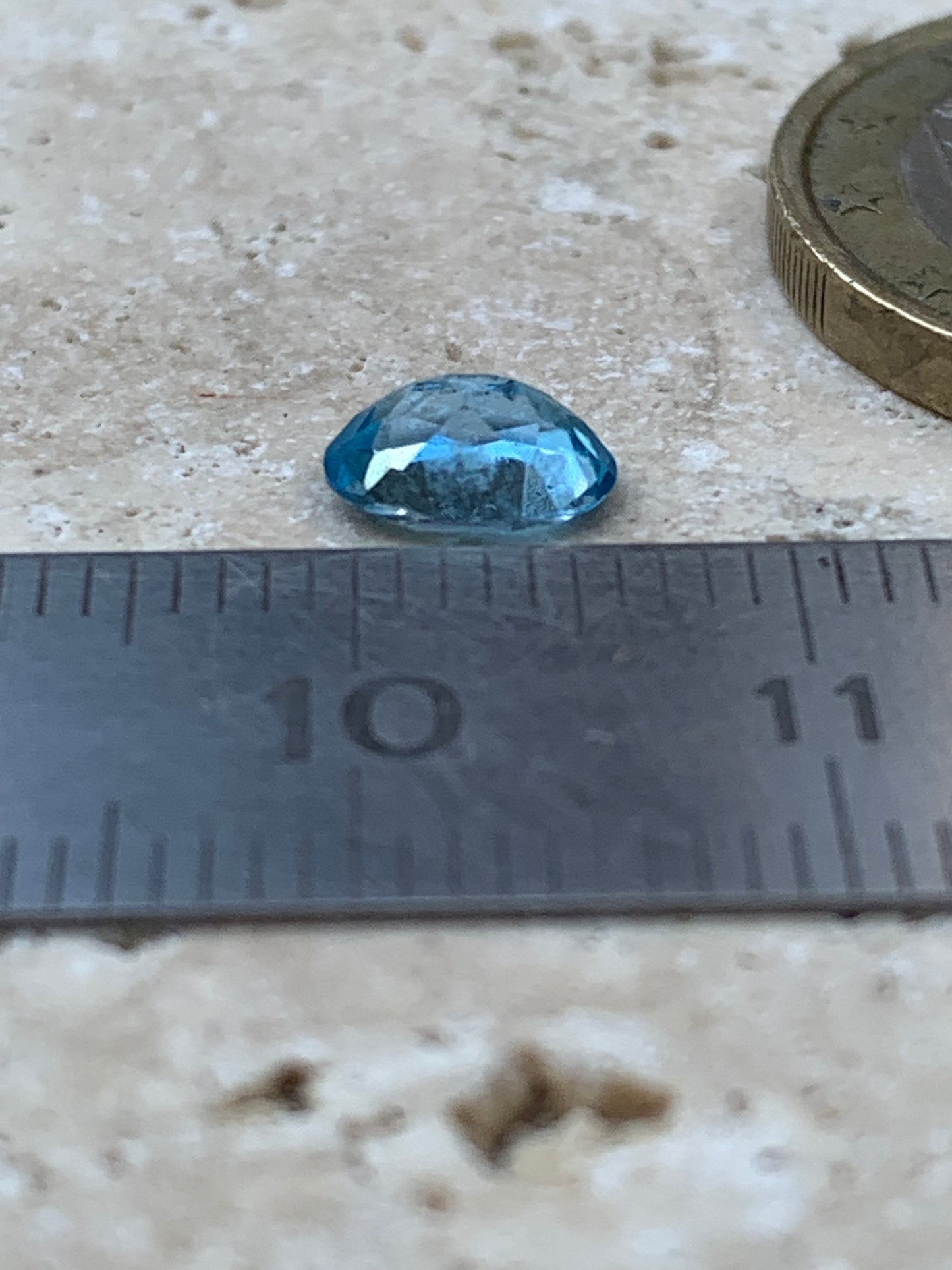 Saphir, superbe pierre fine taillée de 7mm x 5 x 3 - 1 carat. Parfait en bijouterie, collection ,exposition...