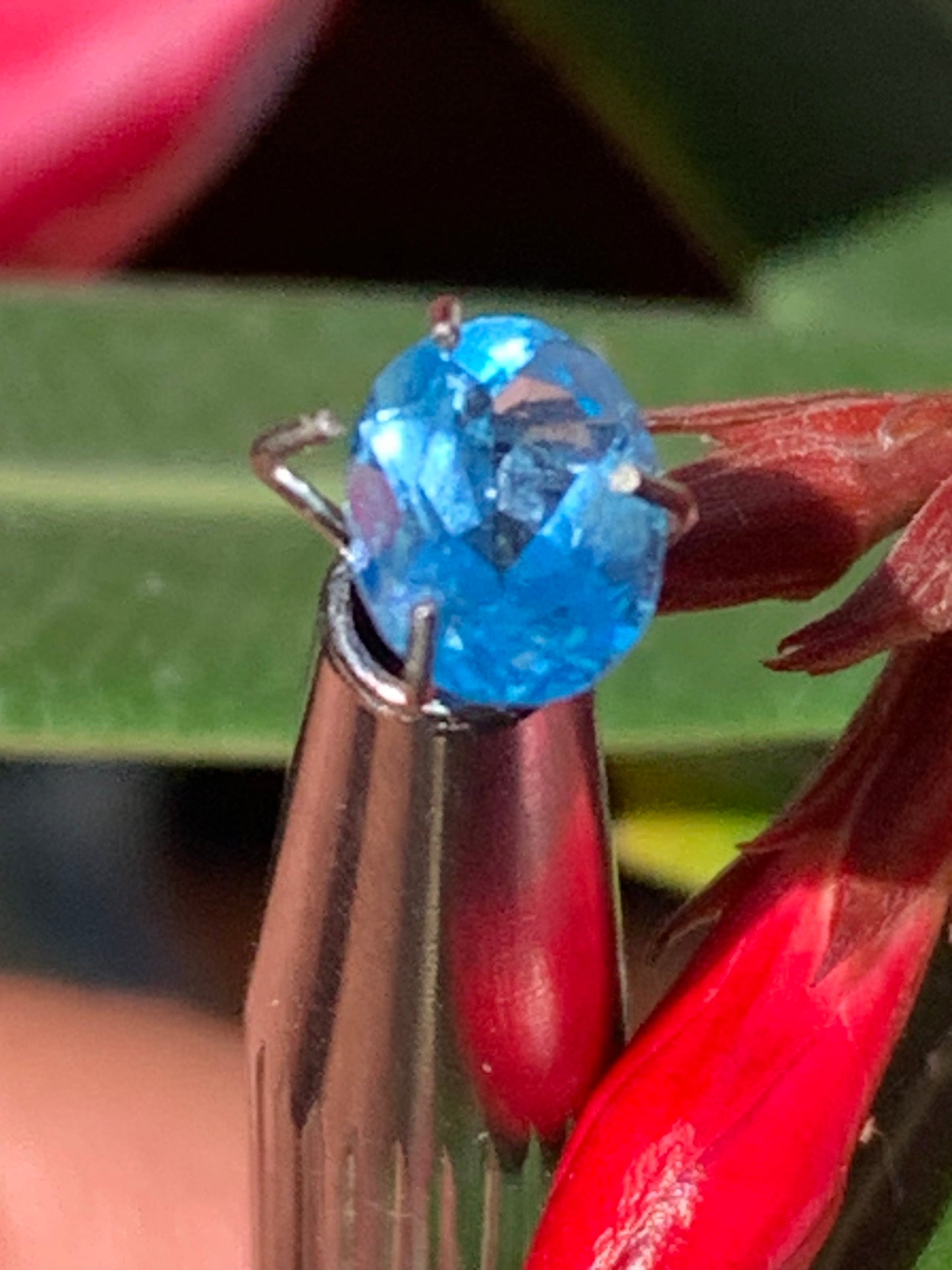 Saphir, superbe pierre fine taillée de 7mm x 5 x 3 - 1 carat. Parfait en bijouterie, collection ,exposition...