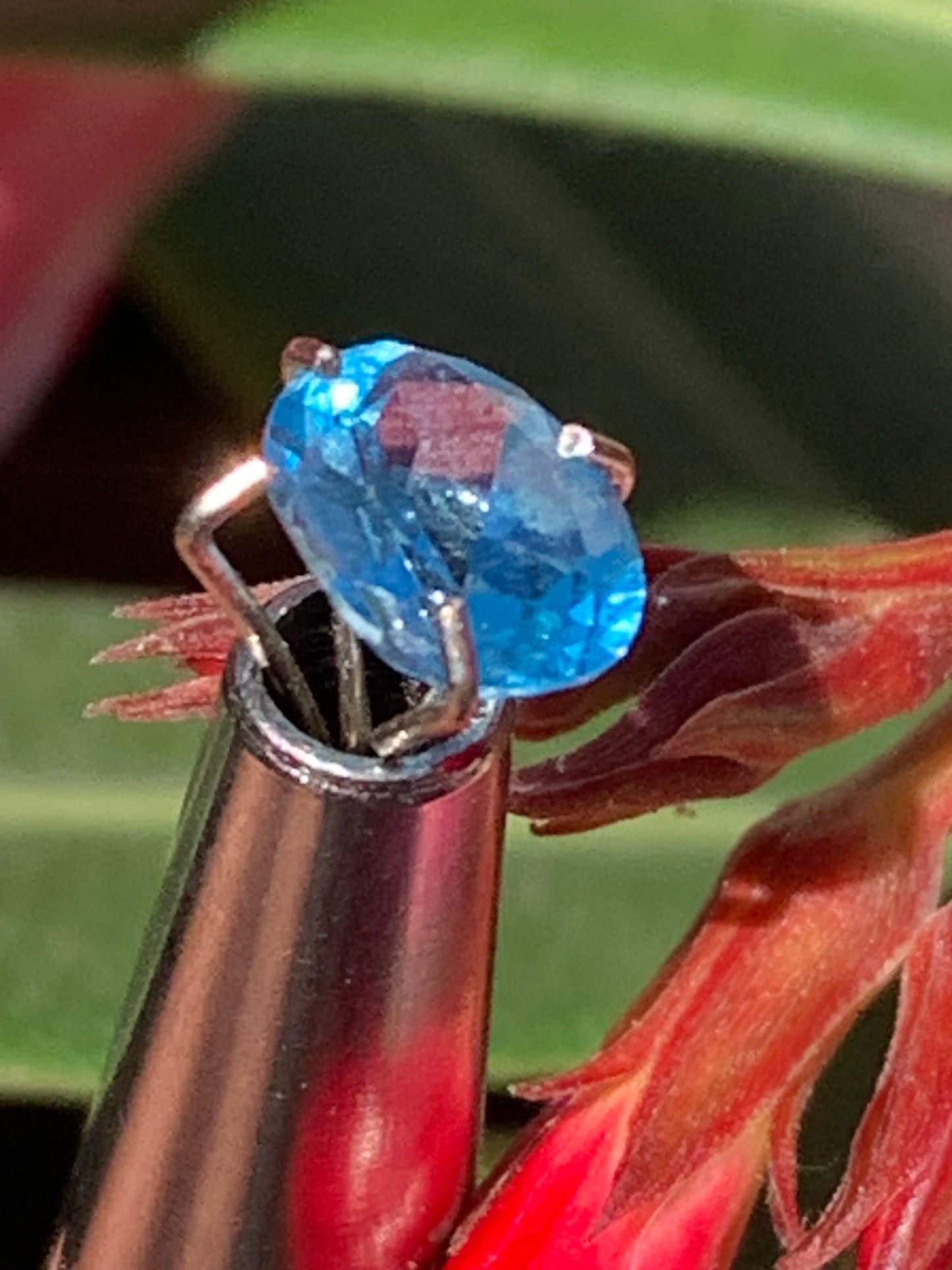 Saphir, superbe pierre fine taillée de 7mm x 5 x 3 - 1 carat. Parfait en bijouterie, collection ,exposition...