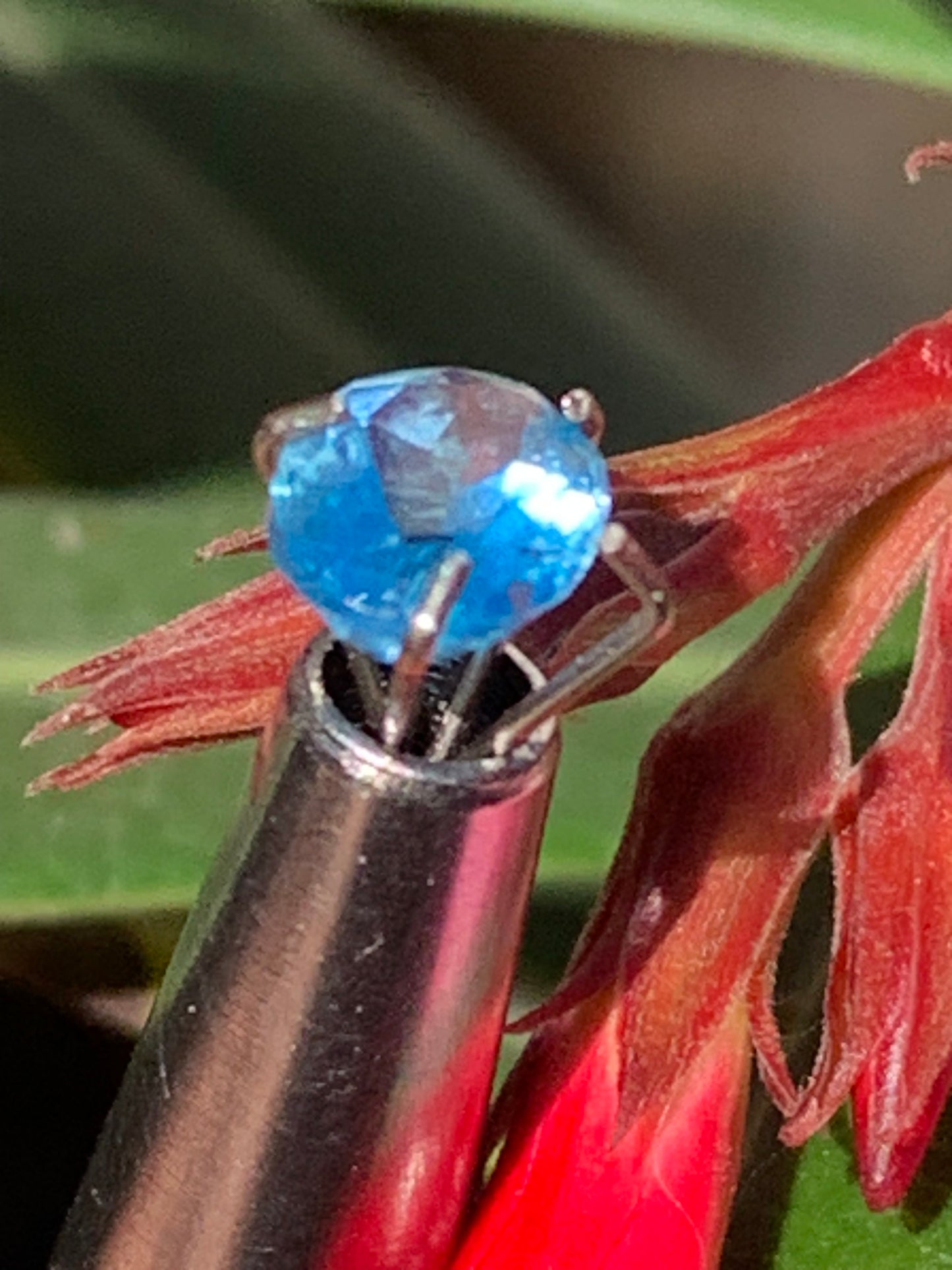 Saphir, superbe pierre fine taillée de 7mm x 5 x 3 - 1 carat. Parfait en bijouterie, collection ,exposition...