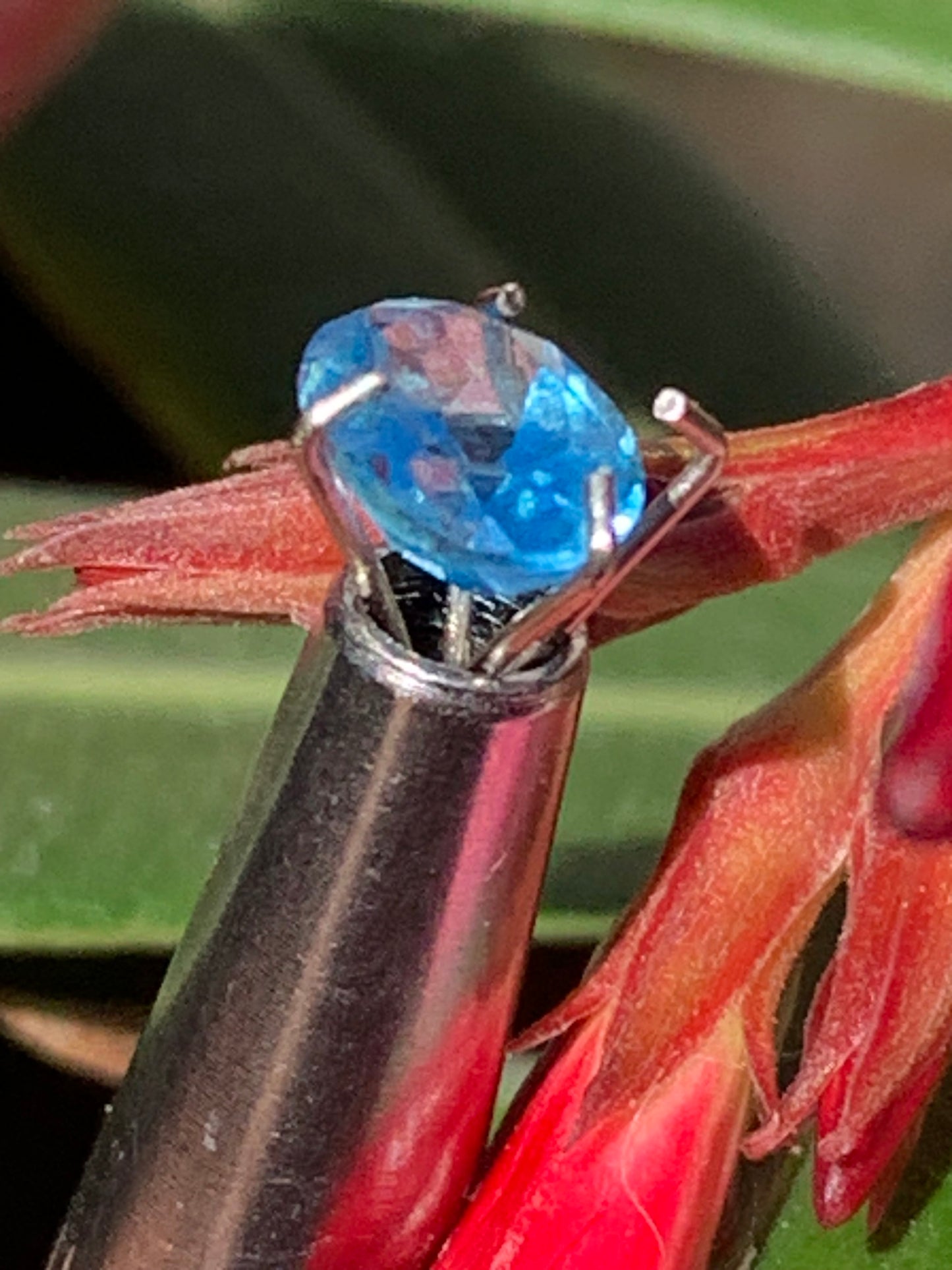 Saphir, superbe pierre fine taillée de 7mm x 5 x 3 - 1 carat. Parfait en bijouterie, collection ,exposition...