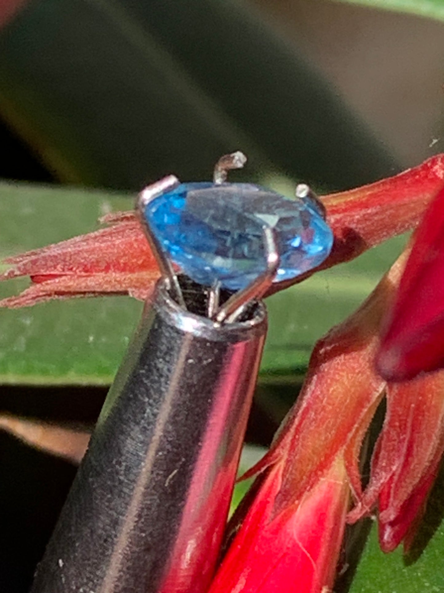 Saphir, superbe pierre fine taillée de 7mm x 5 x 3 - 1 carat. Parfait en bijouterie, collection ,exposition...