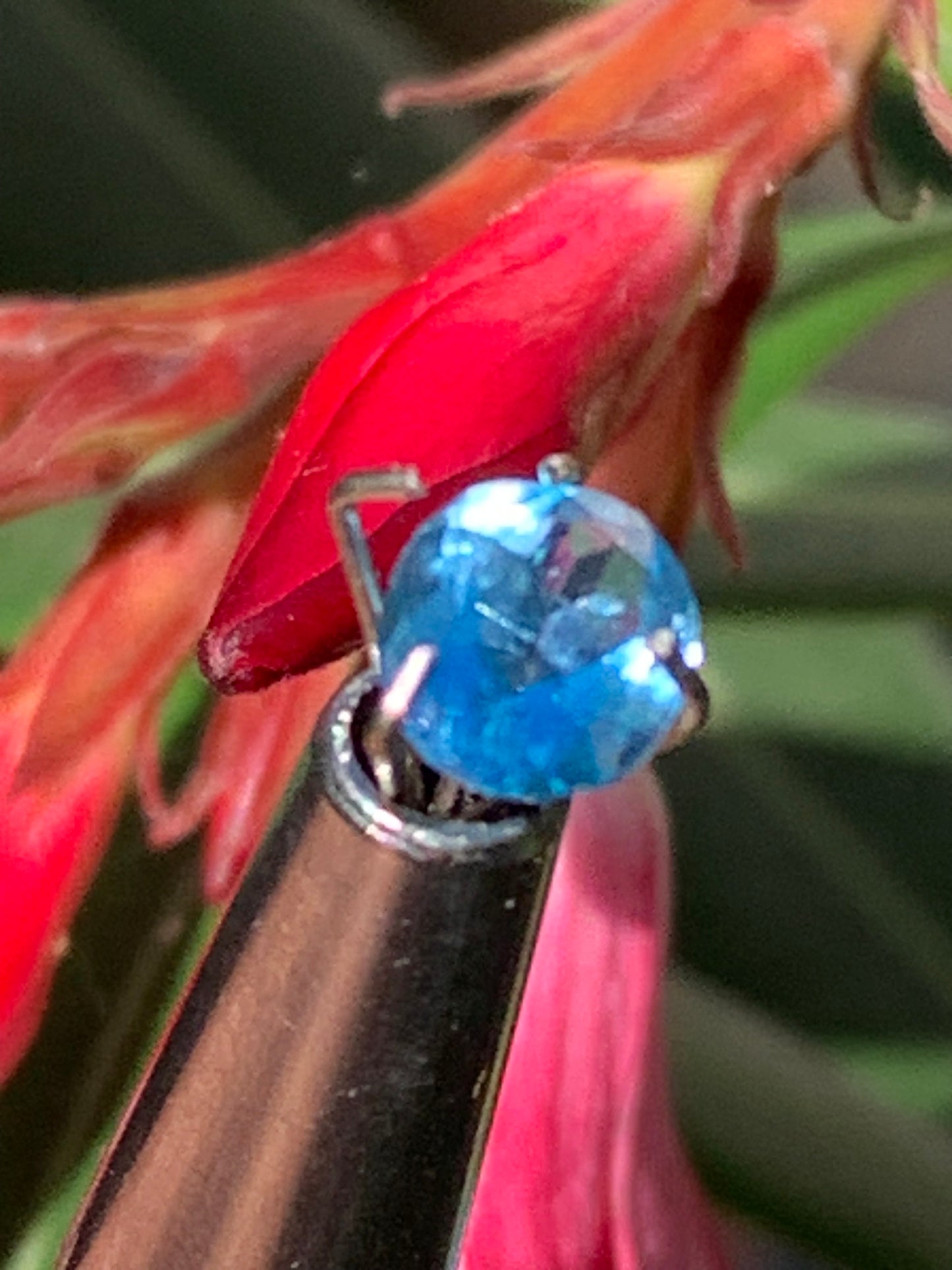 Saphir, superbe pierre fine taillée de 7mm x 5 x 3 - 1 carat. Parfait en bijouterie, collection ,exposition...